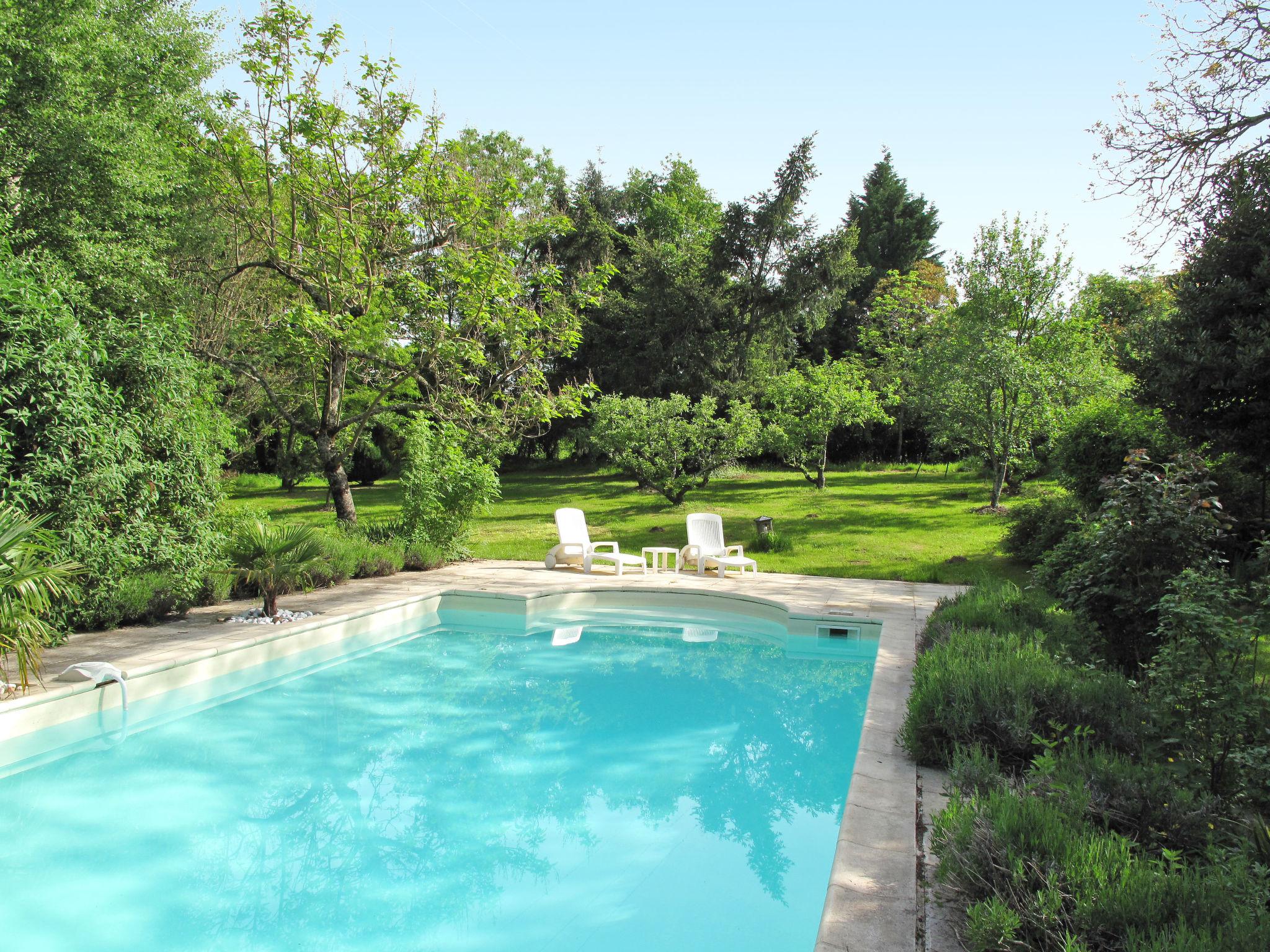 Photo 4 - 4 bedroom House in Saint-Sulpice-les-Feuilles with private pool and garden