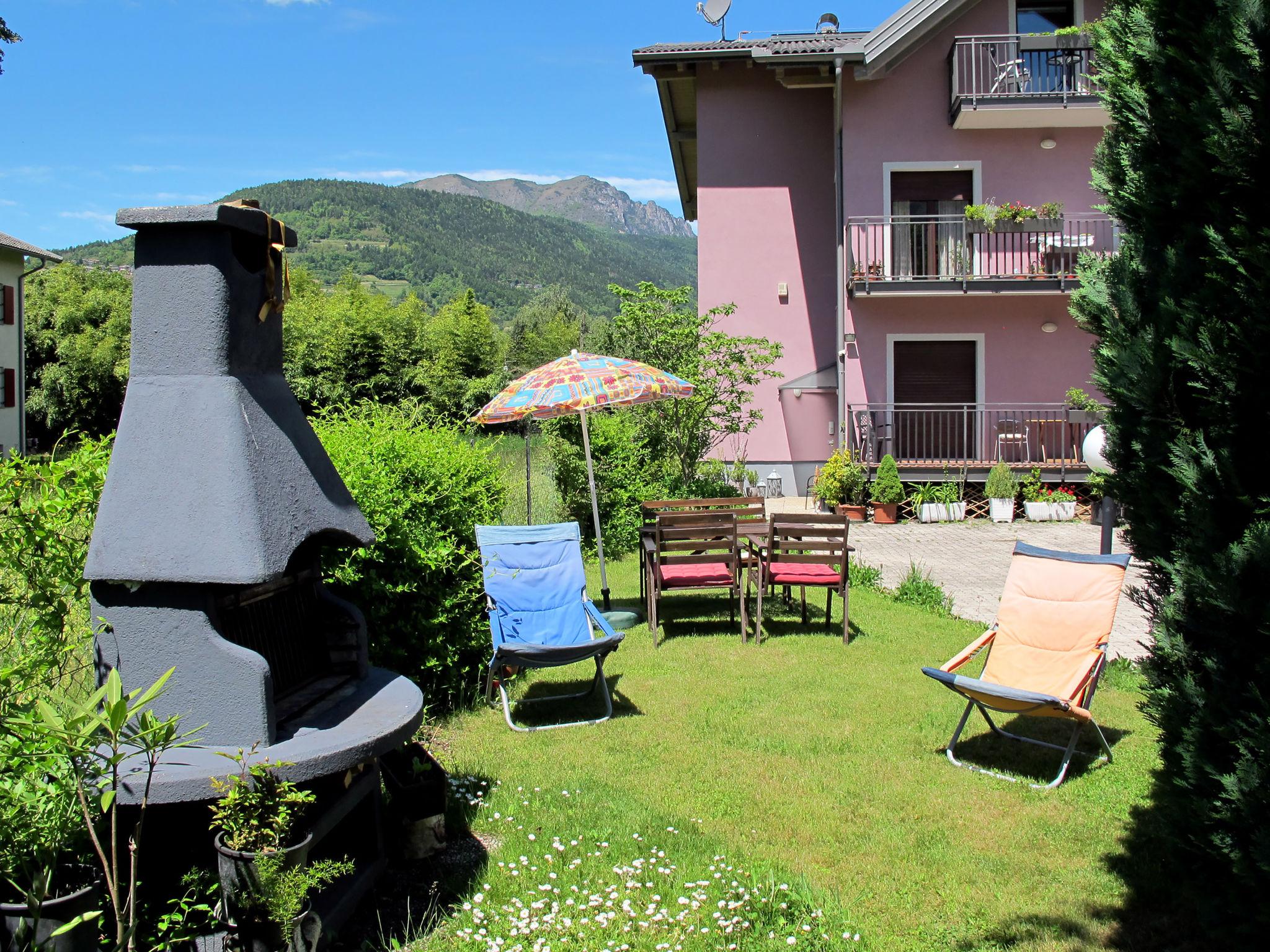 Foto 3 - Apartamento de 1 habitación en Calceranica al Lago con jardín y vistas a la montaña