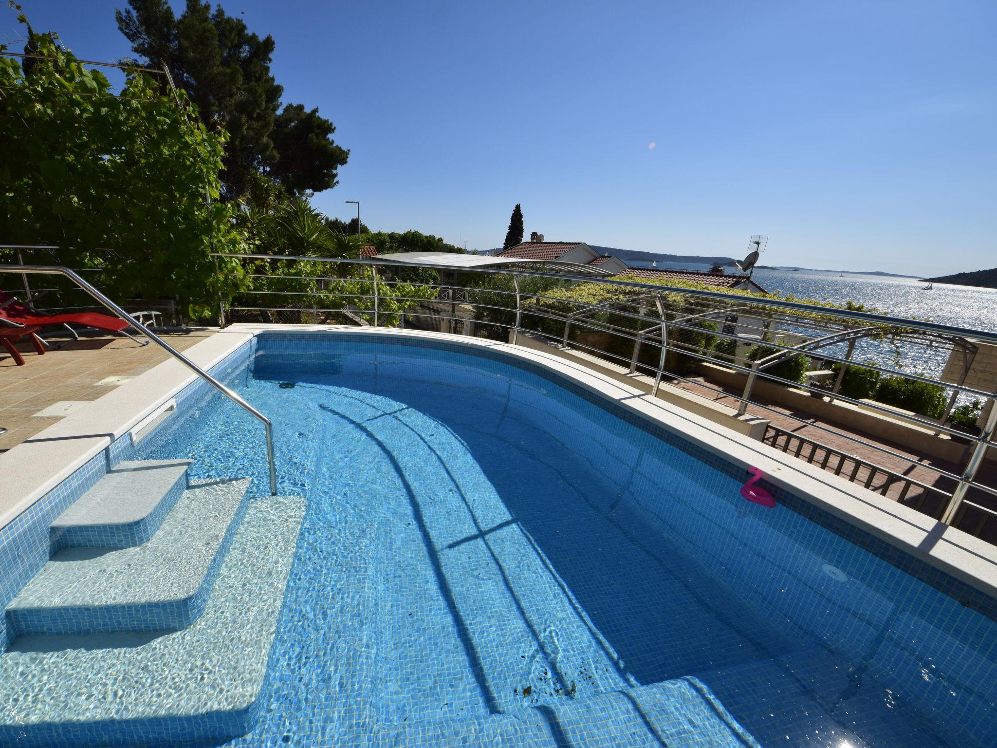 Foto 2 - Casa con 4 camere da letto a Okrug con piscina privata e terrazza