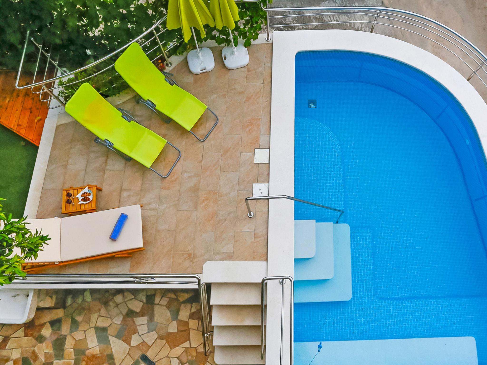 Foto 17 - Casa de 4 quartos em Okrug com piscina privada e terraço