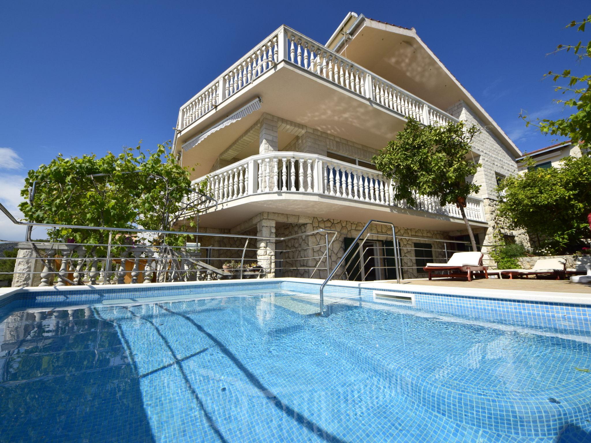 Photo 1 - Maison de 4 chambres à Okrug avec piscine privée et jardin