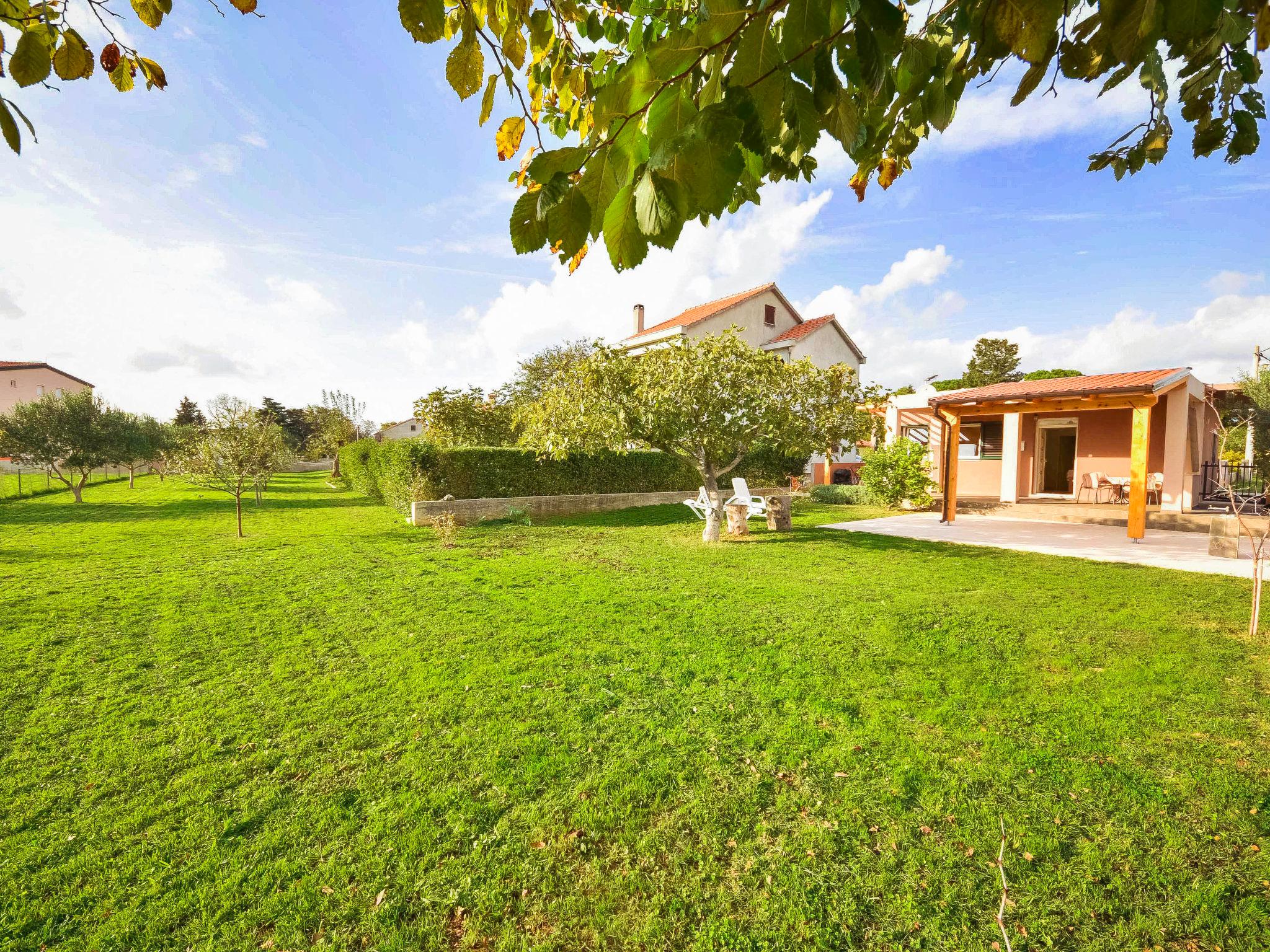 Photo 1 - Maison de 1 chambre à Privlaka avec jardin et terrasse