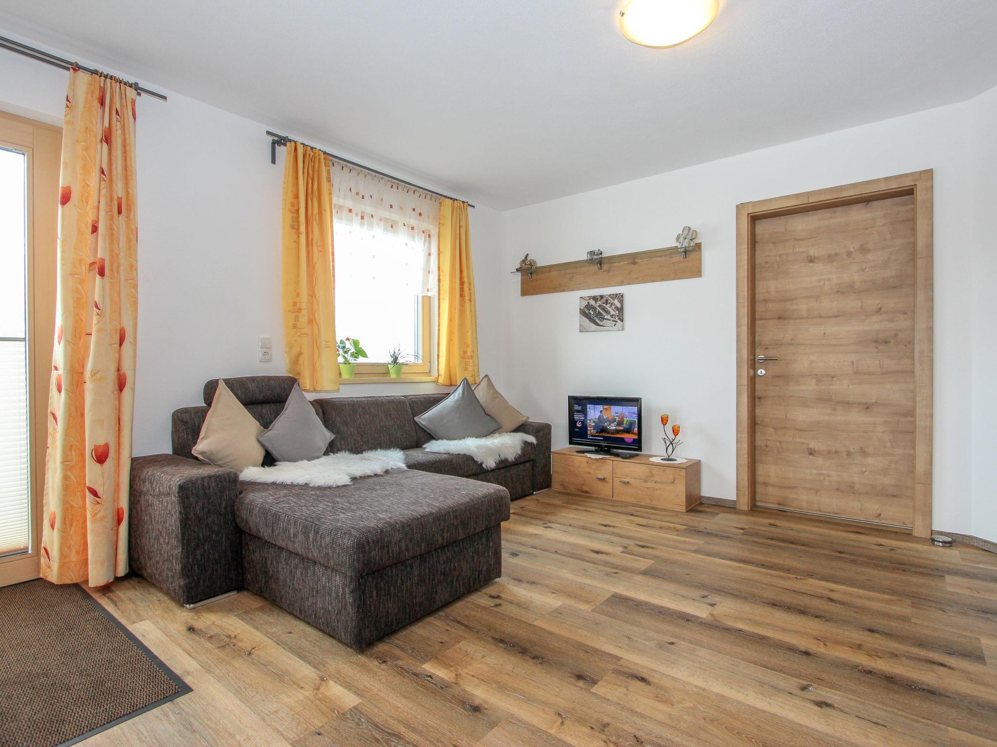 Photo 3 - 2 bedroom Apartment in Aschau im Zillertal with garden and mountain view