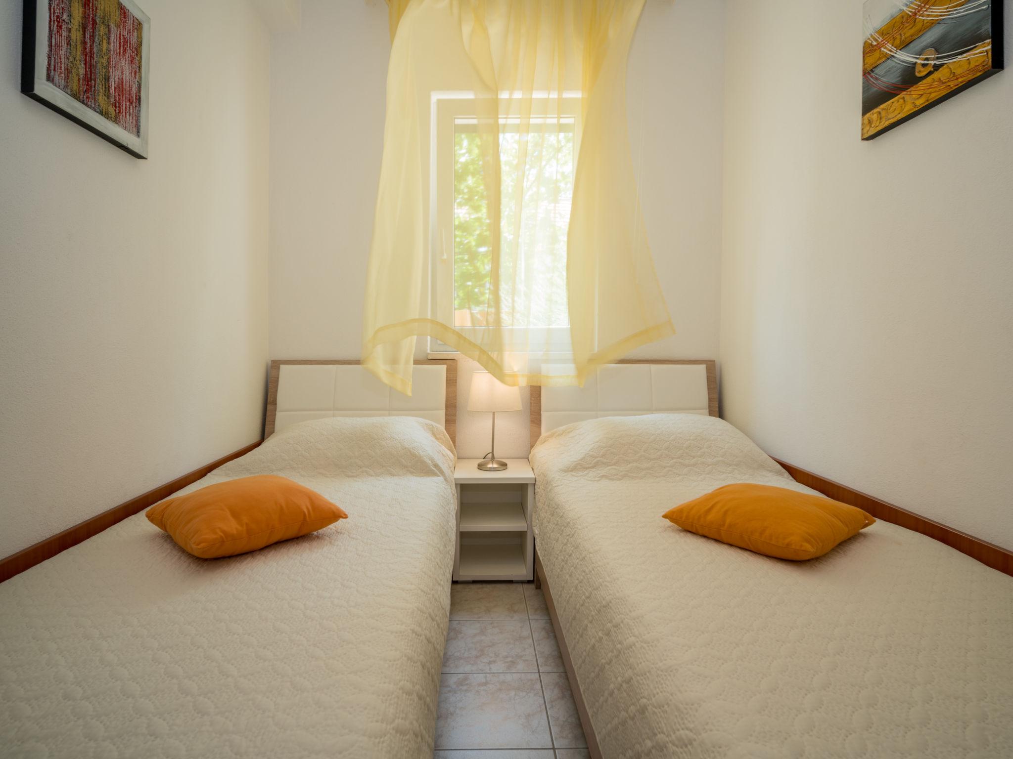 Foto 14 - Appartamento con 2 camere da letto a Okrug con piscina e vista mare
