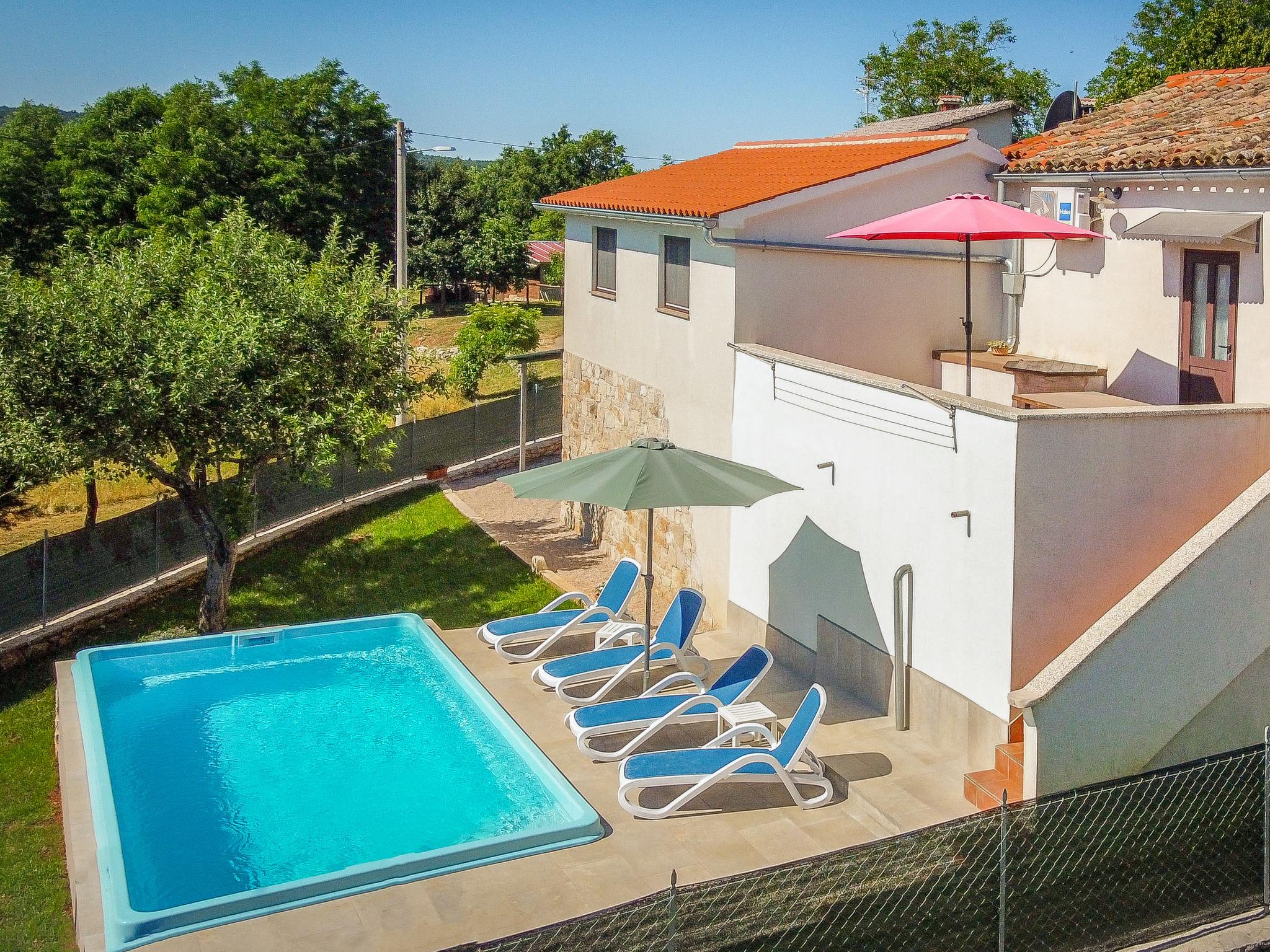 Photo 1 - Maison de 3 chambres à Gračišće avec piscine privée et jardin