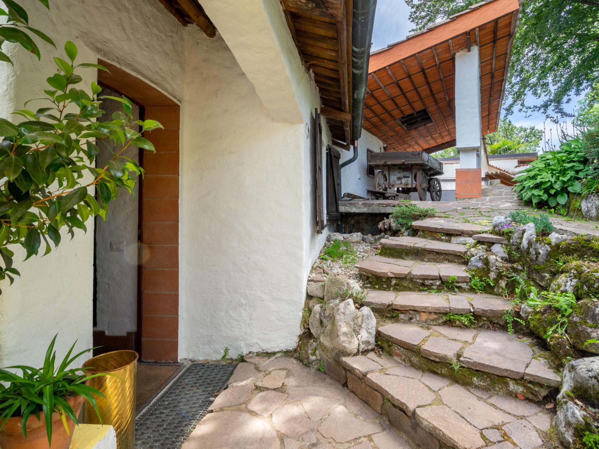 Photo 2 - Maison de 2 chambres à Leggiuno avec terrasse et vues sur la montagne