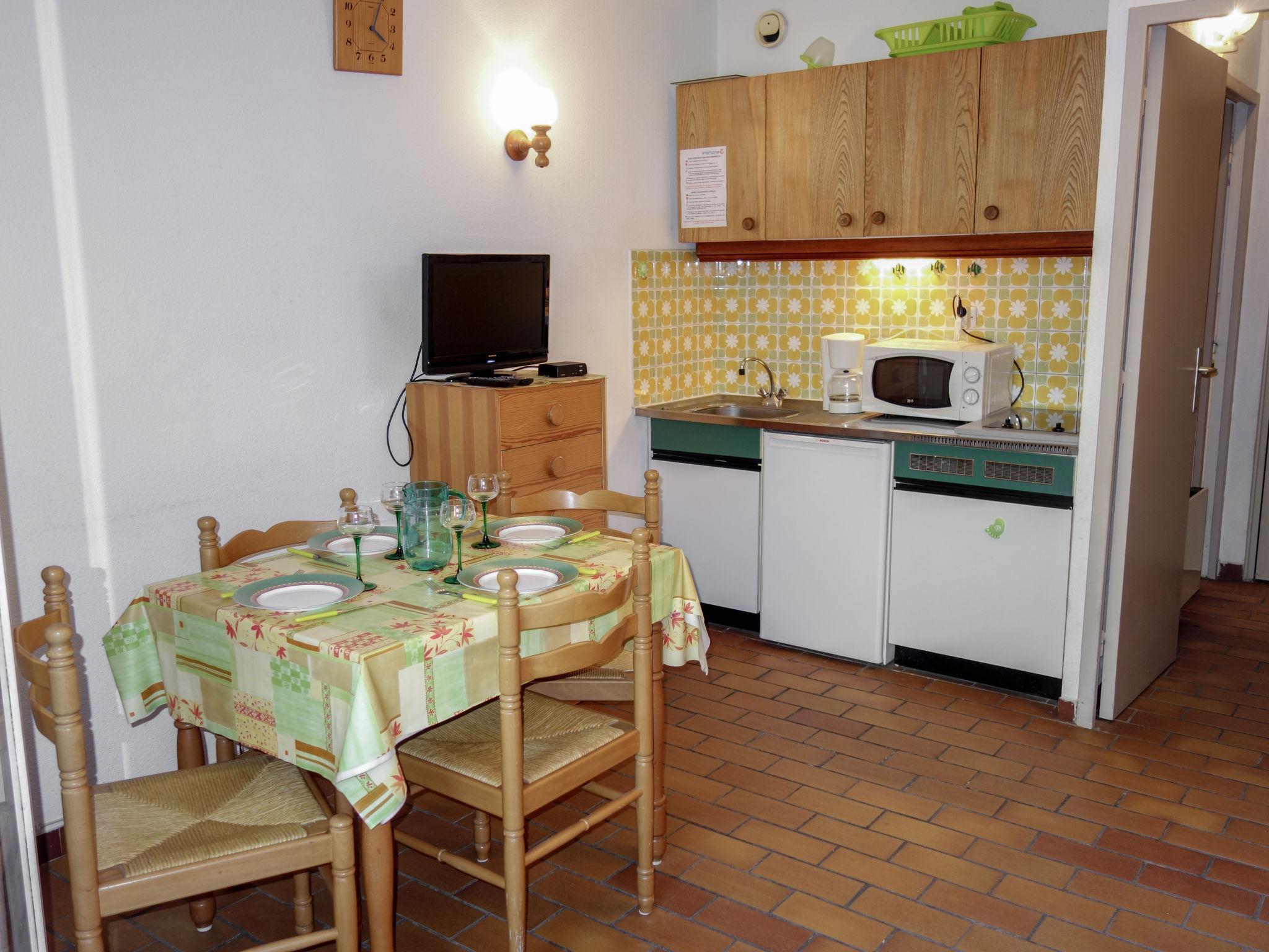 Photo 3 - Apartment in Saint-Cyr-sur-Mer with terrace and sea view