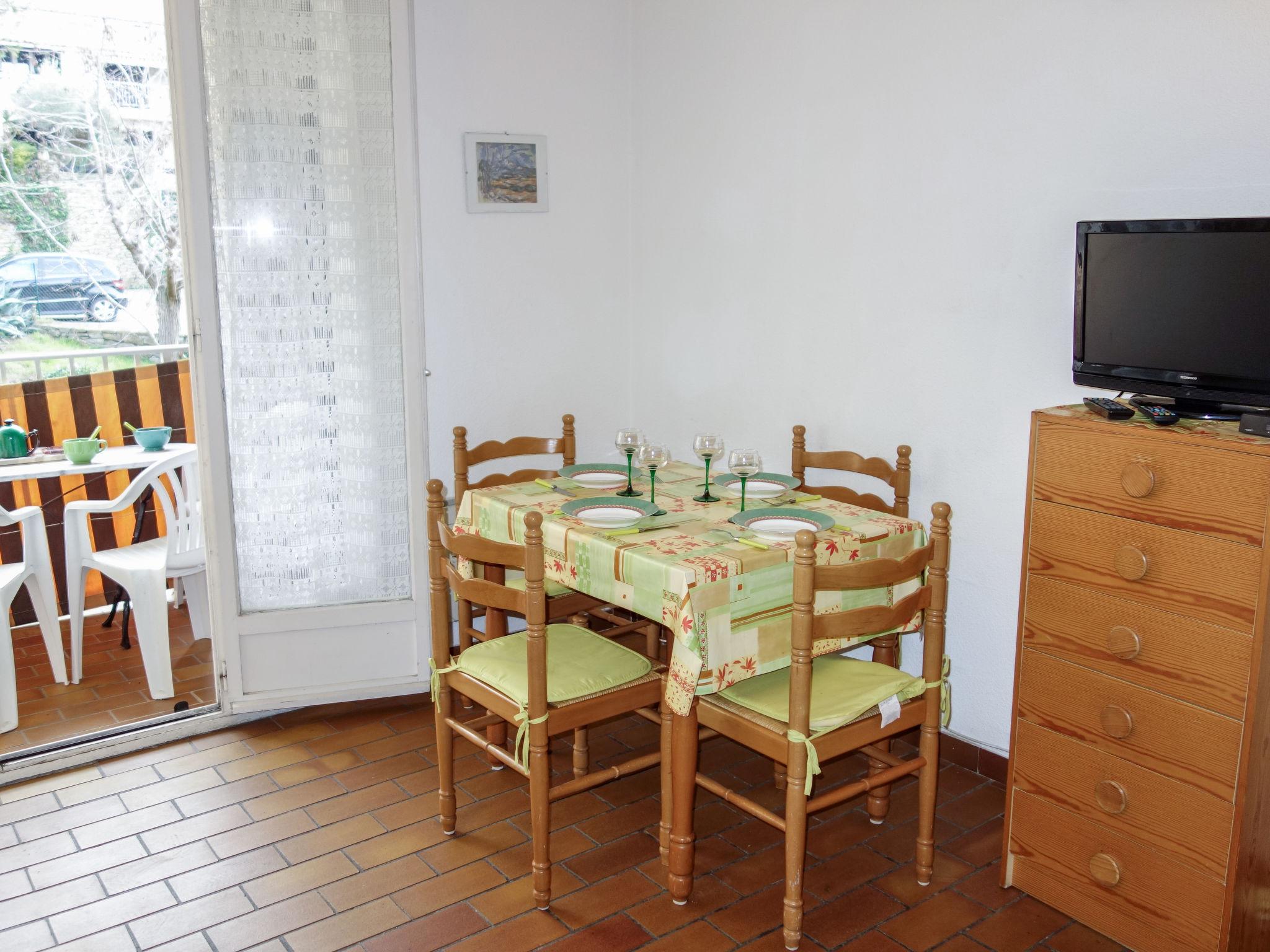 Photo 9 - Apartment in Saint-Cyr-sur-Mer with terrace and sea view