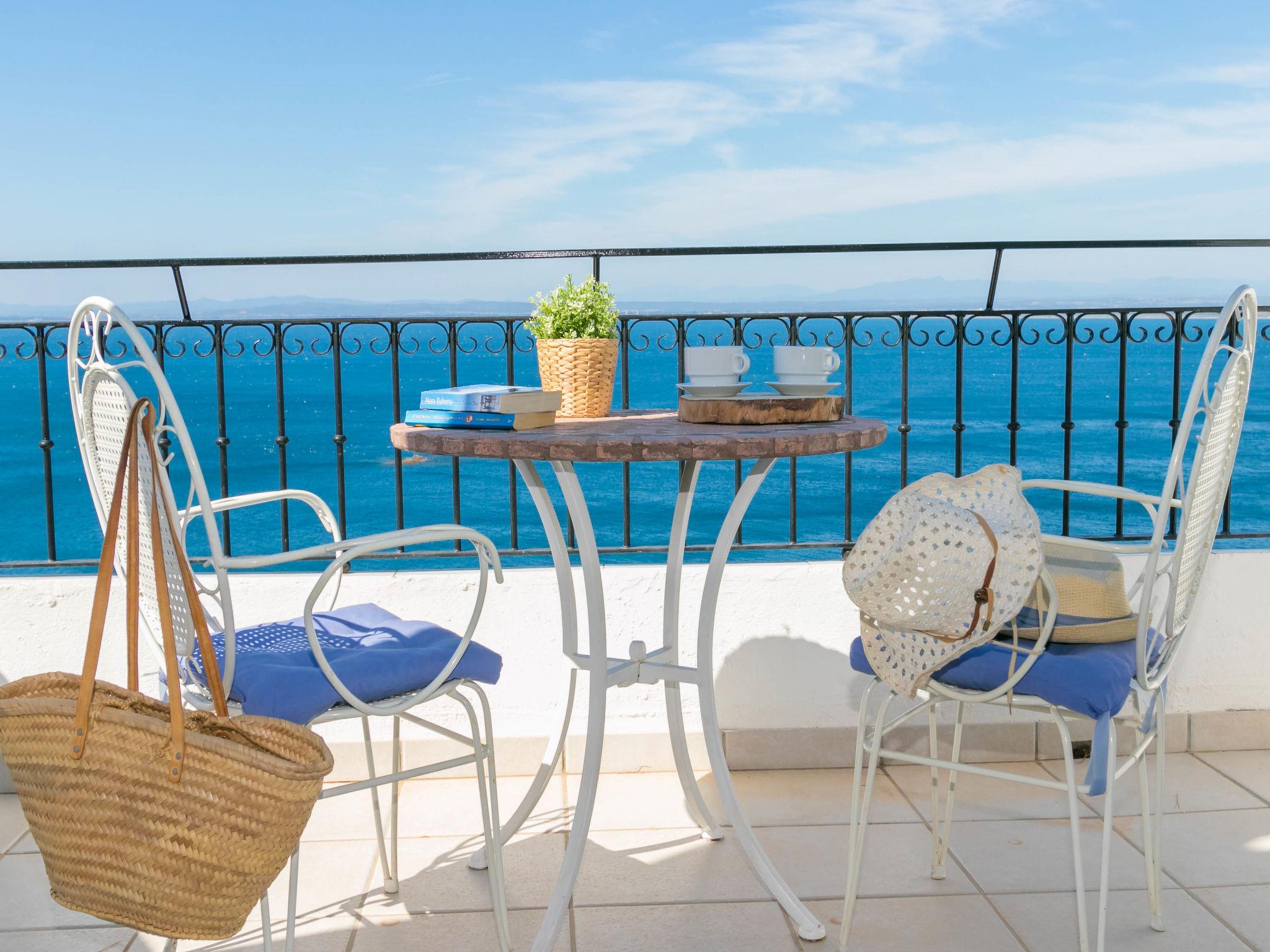 Photo 2 - Maison de 2 chambres à Roses avec piscine et vues à la mer