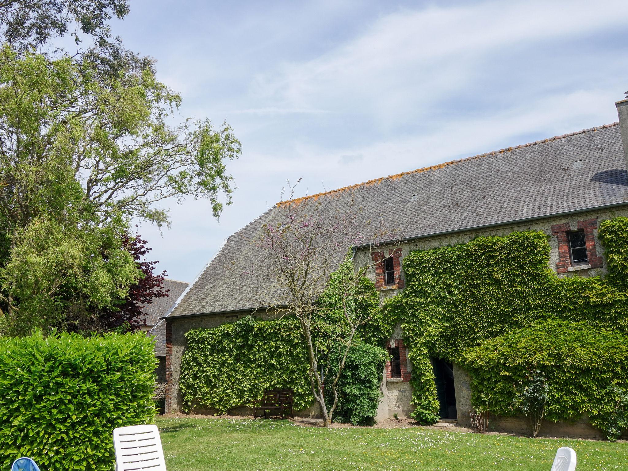 Foto 30 - Casa de 5 quartos em Tour-en-Bessin com piscina privada e jardim