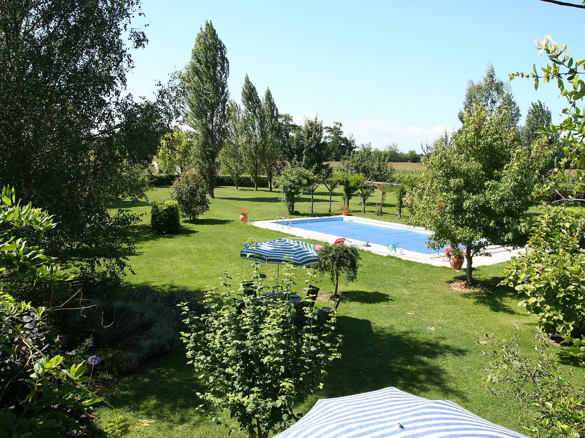 Foto 6 - Casa con 5 camere da letto a Tour-en-Bessin con piscina privata e giardino