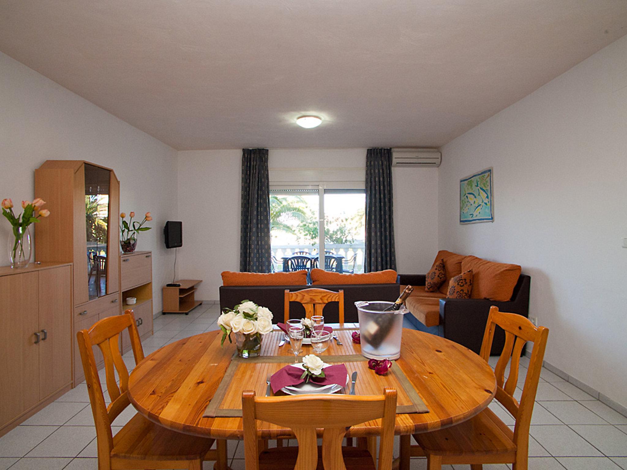 Photo 3 - 3 bedroom Apartment in Deltebre with swimming pool and garden