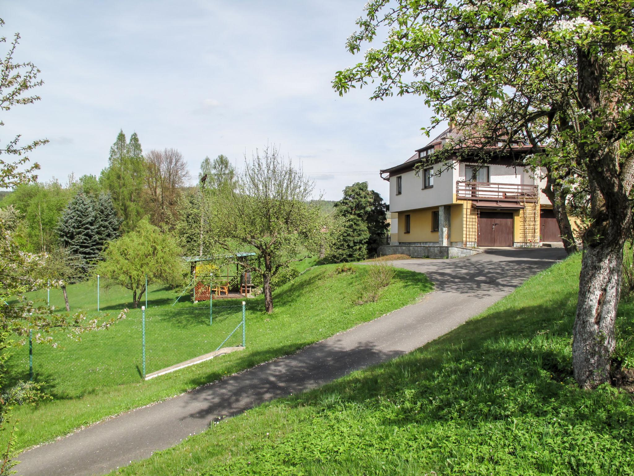 Foto 14 - Casa con 2 camere da letto a Jesenný con giardino