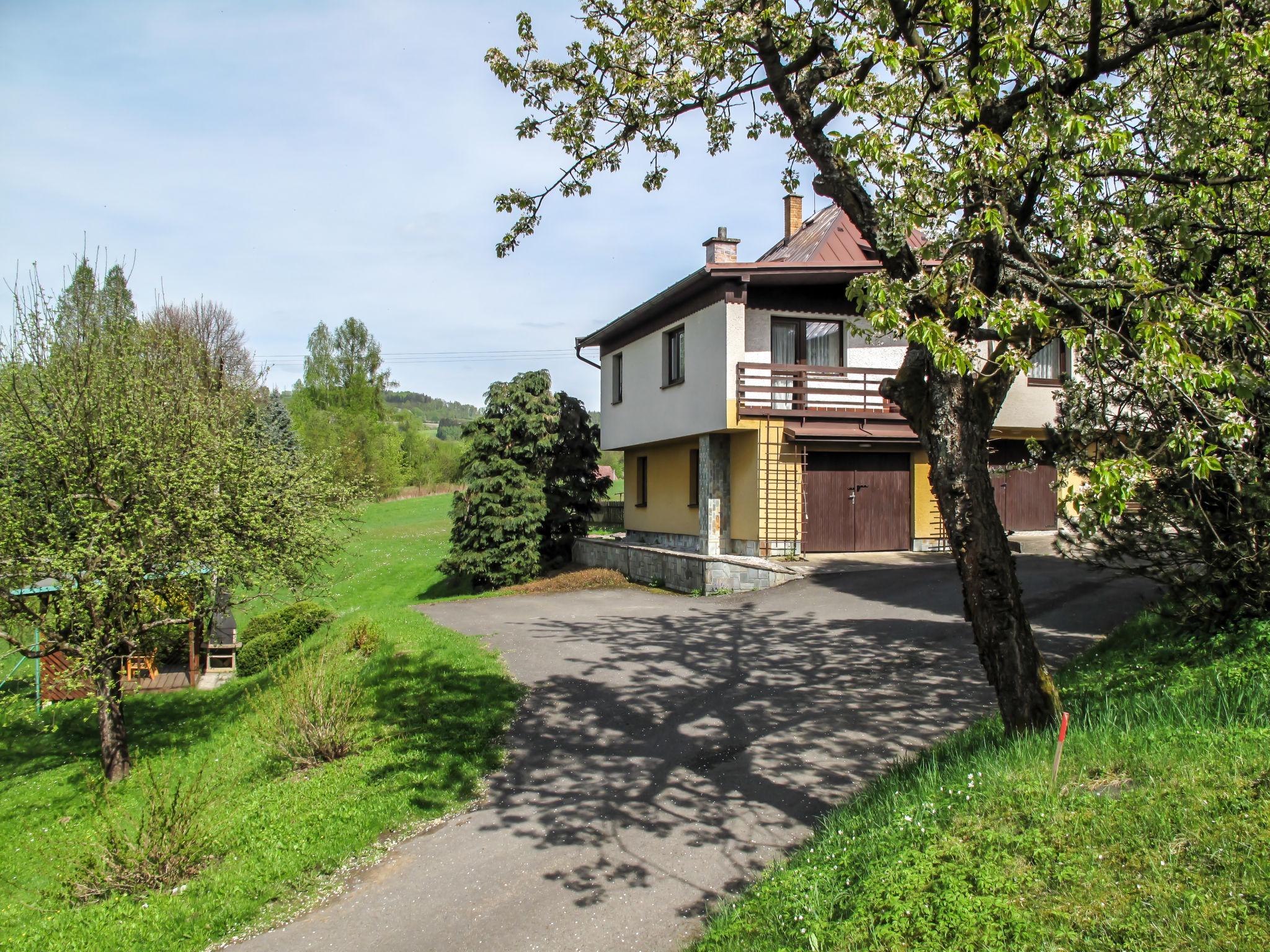 Photo 1 - Maison de 2 chambres à Jesenný avec jardin
