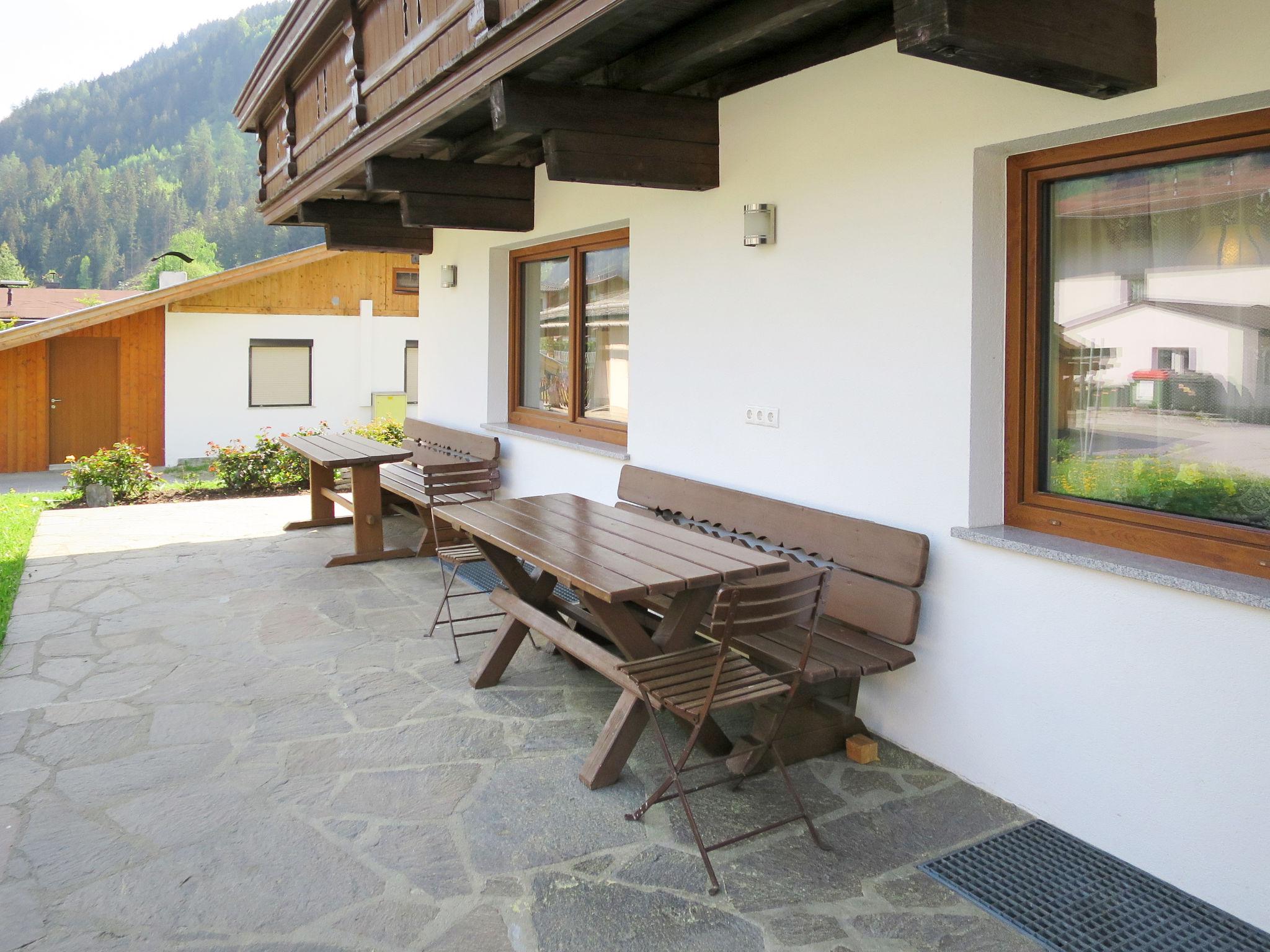 Foto 2 - Appartamento con 2 camere da letto a Aschau im Zillertal con giardino e vista sulle montagne