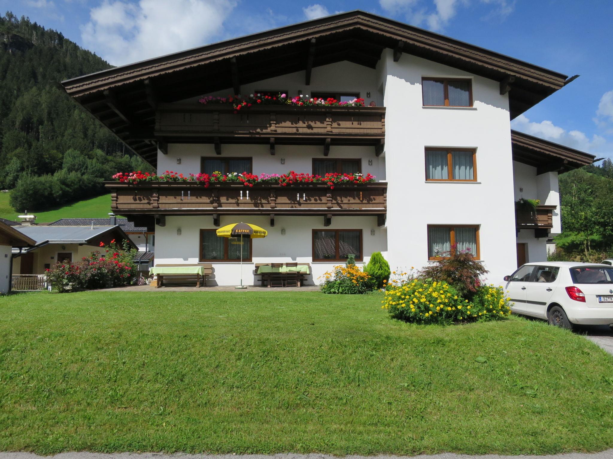 Foto 1 - Appartamento con 6 camere da letto a Aschau im Zillertal con giardino e vista sulle montagne