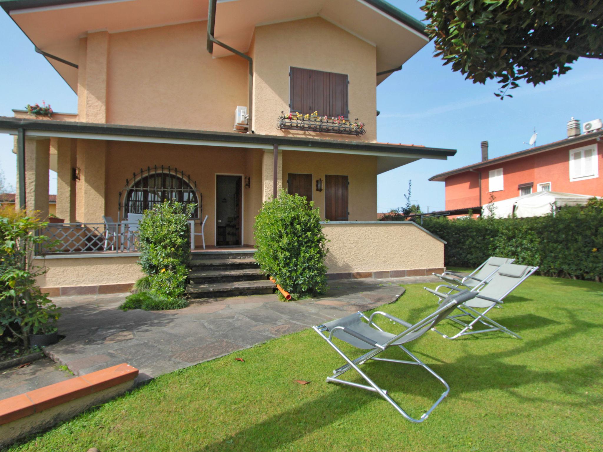 Photo 1 - Maison de 4 chambres à Forte dei Marmi avec jardin et terrasse