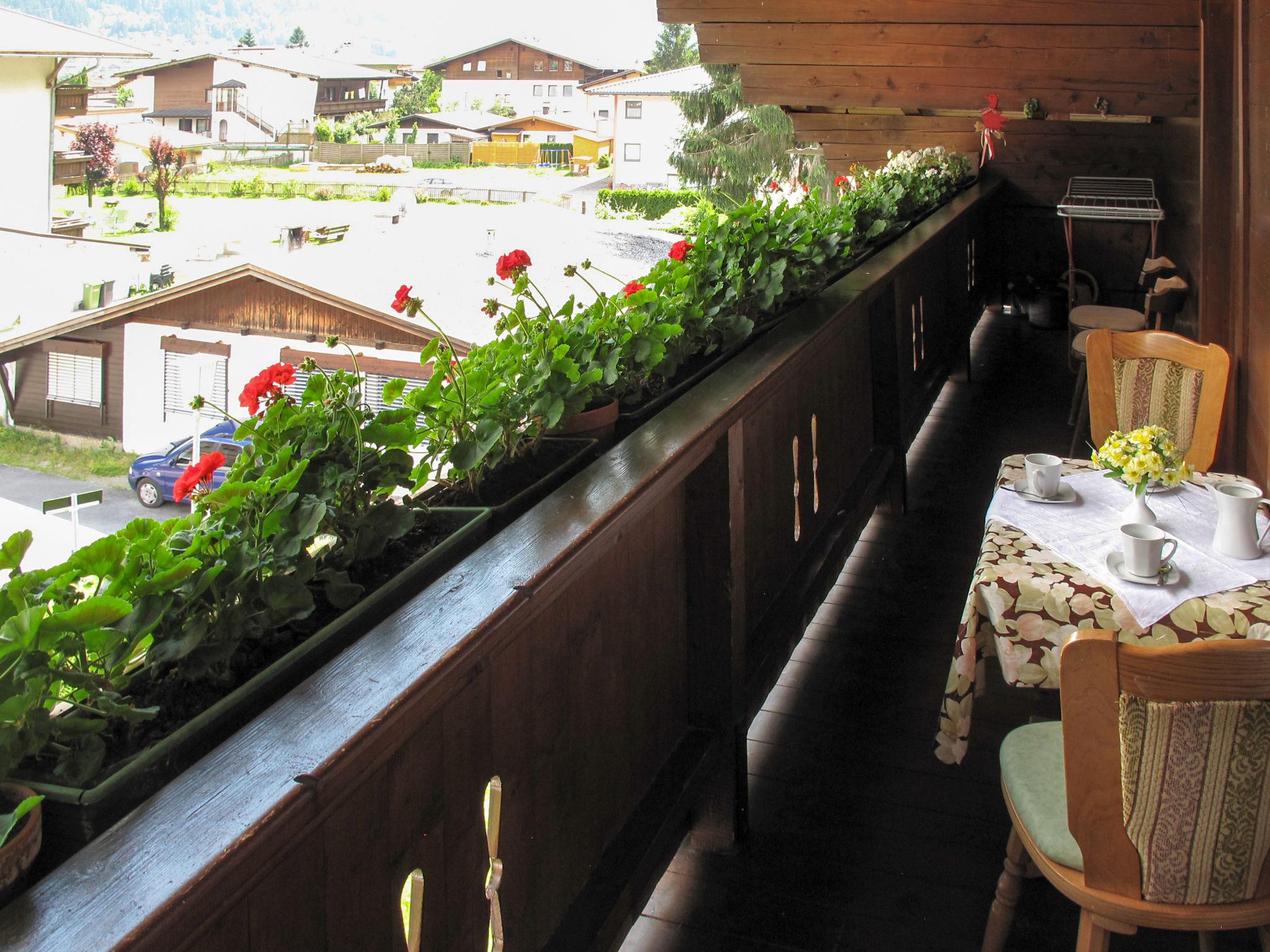 Foto 2 - Appartamento con 3 camere da letto a Aschau im Zillertal con giardino e vista sulle montagne