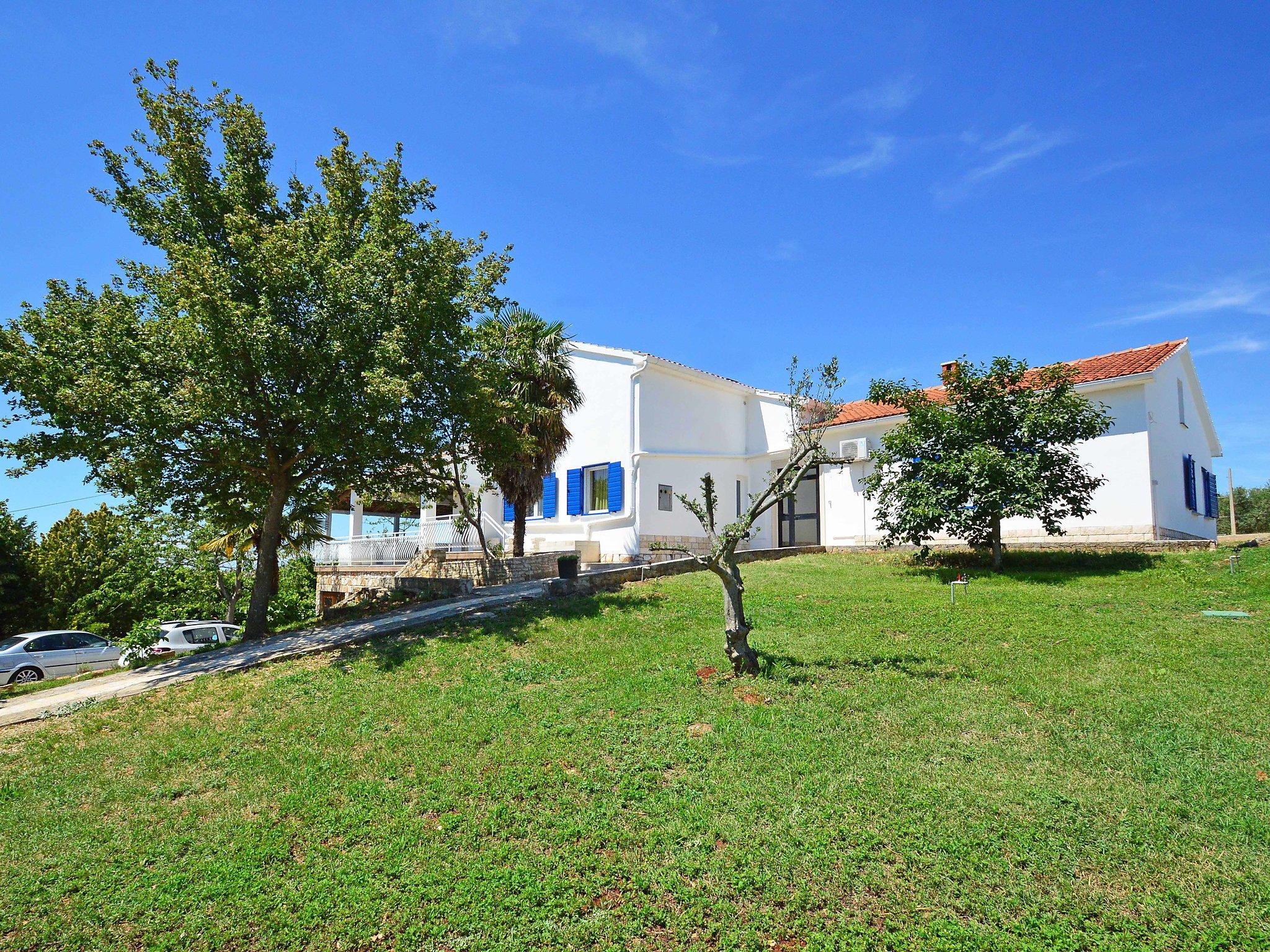 Photo 1 - Maison de 5 chambres à Buje avec piscine privée et vues à la mer