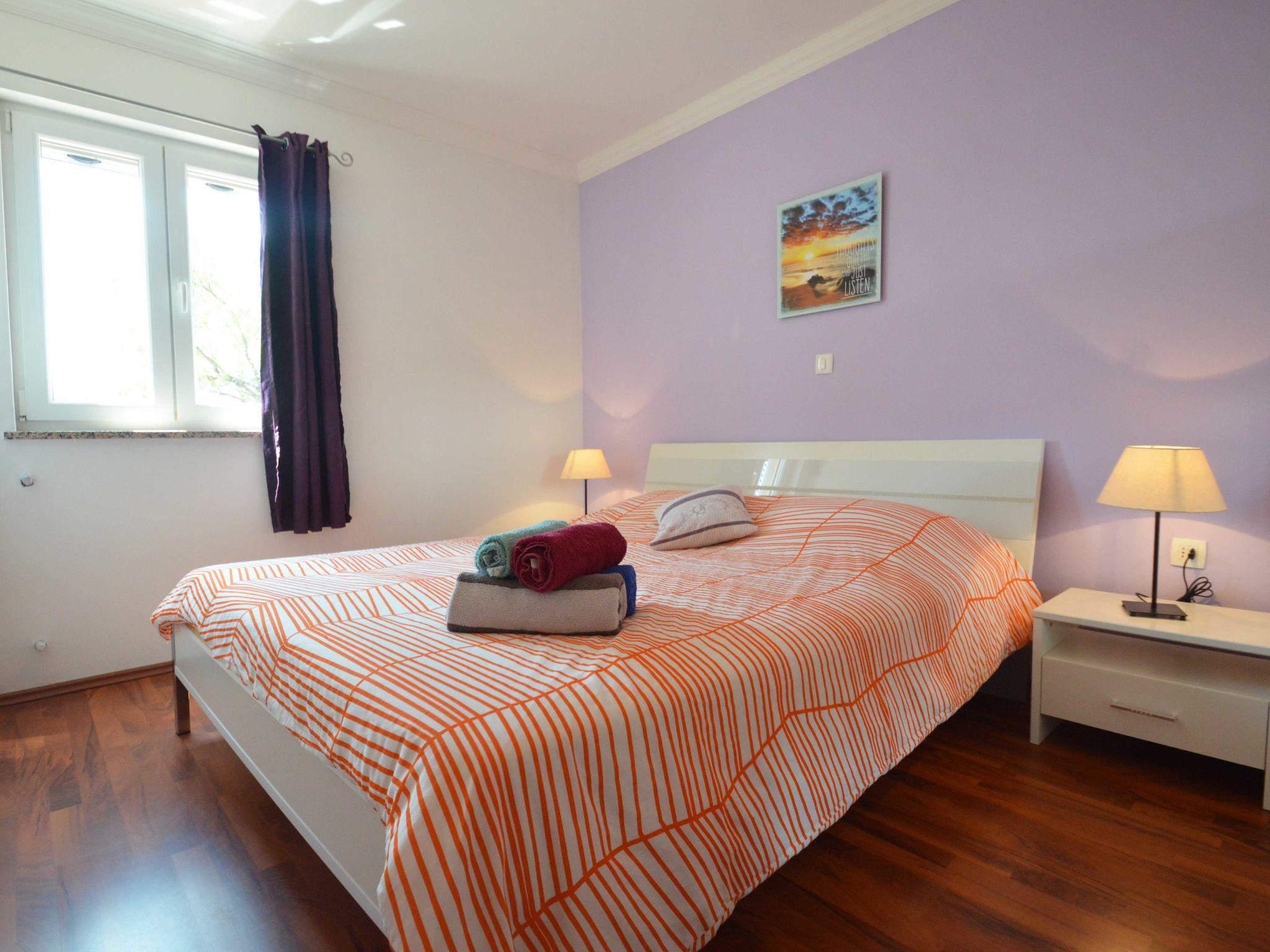 Foto 8 - Appartamento con 3 camere da letto a Raša con giardino e vista mare