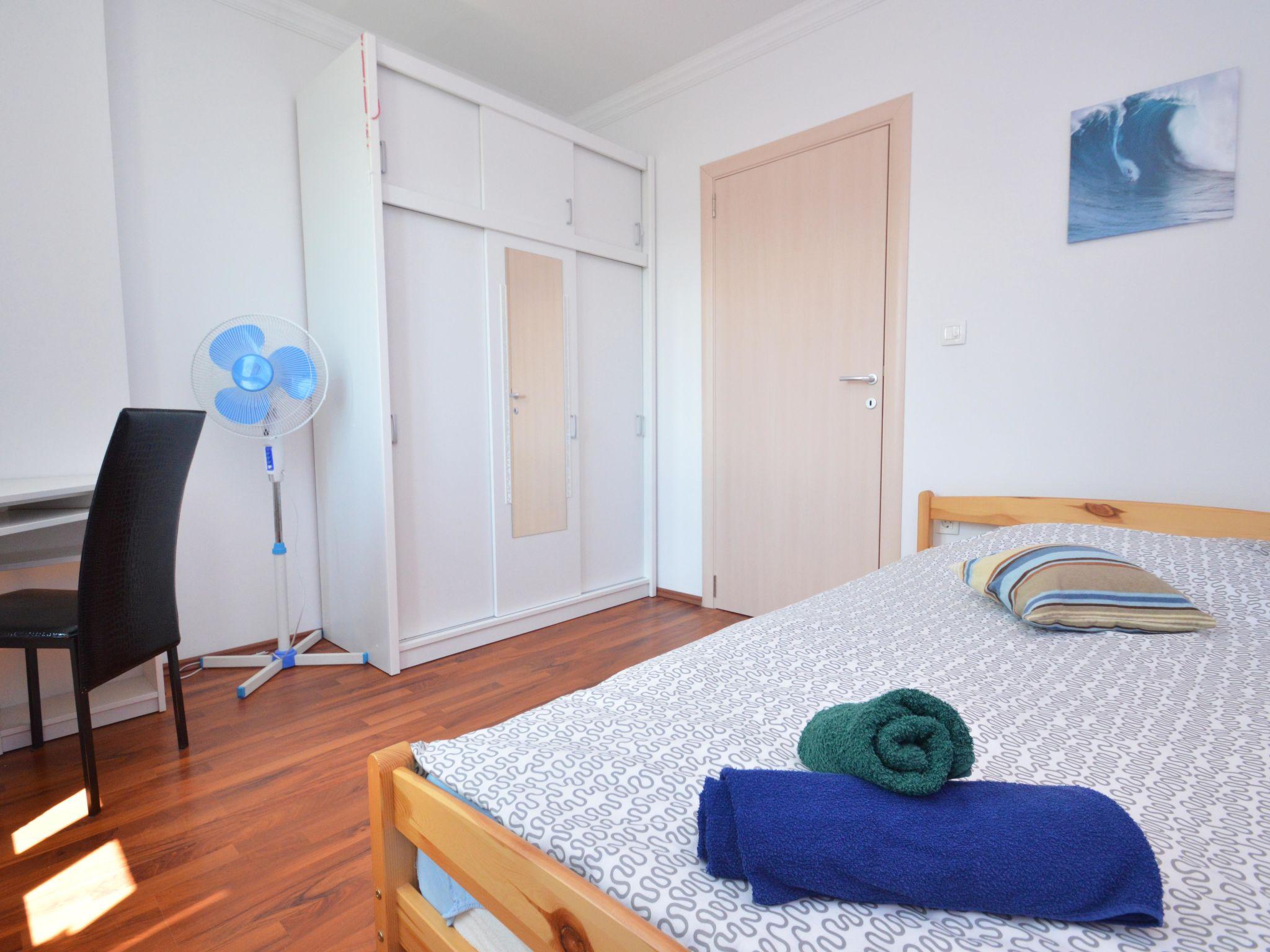 Foto 11 - Appartamento con 3 camere da letto a Raša con giardino e vista mare