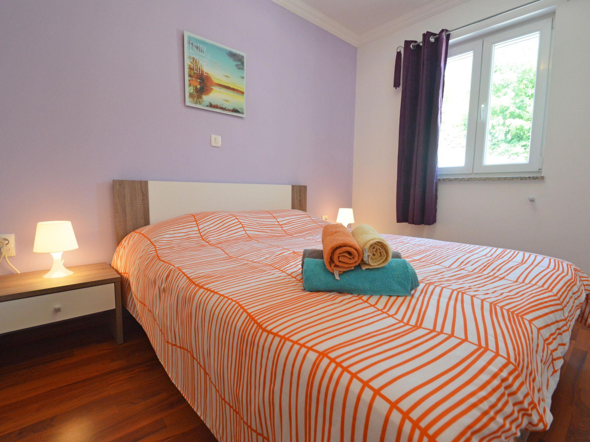 Foto 9 - Appartamento con 3 camere da letto a Raša con giardino e vista mare