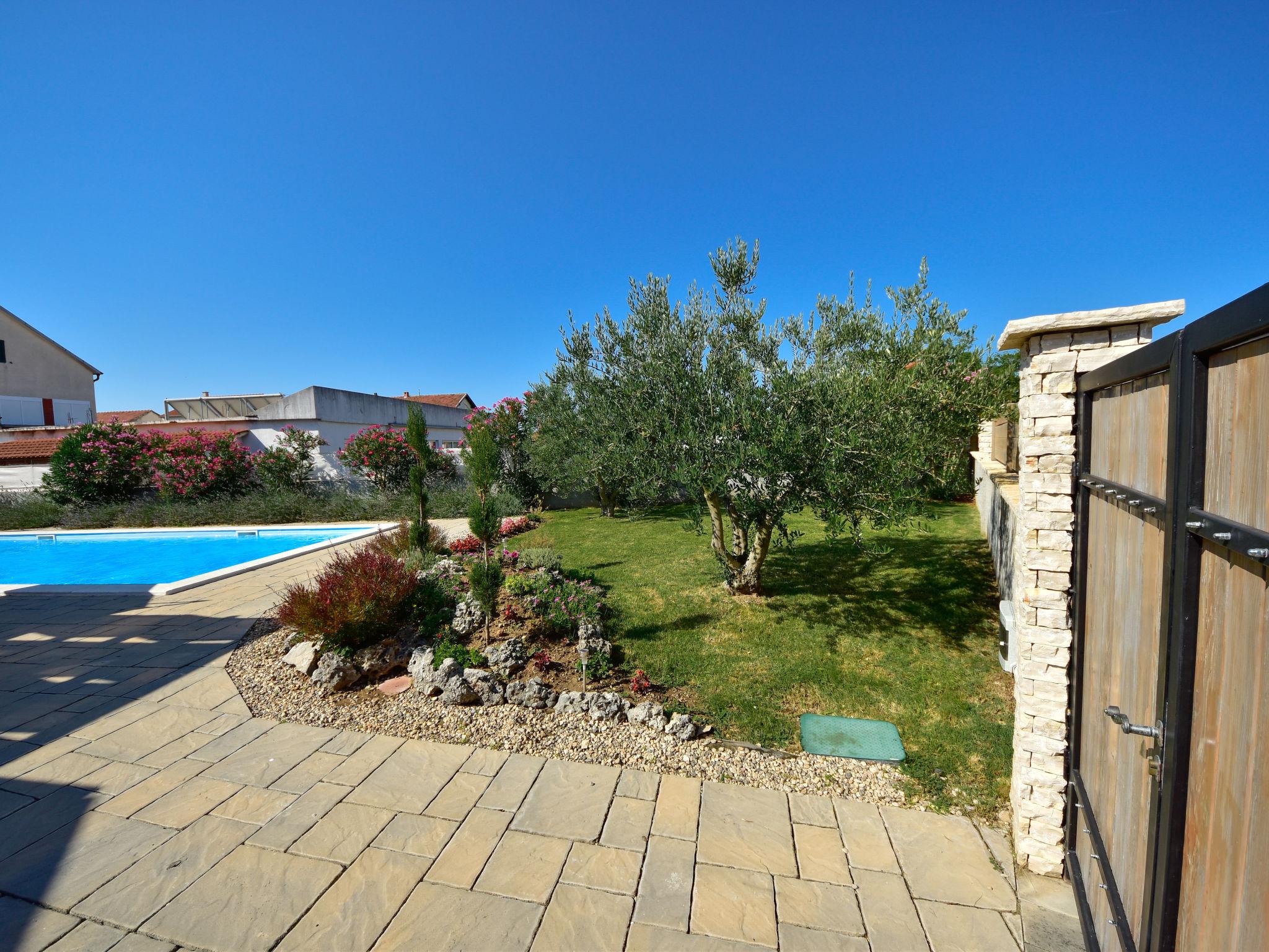 Photo 28 - Maison de 3 chambres à Biograd na Moru avec piscine privée et jardin