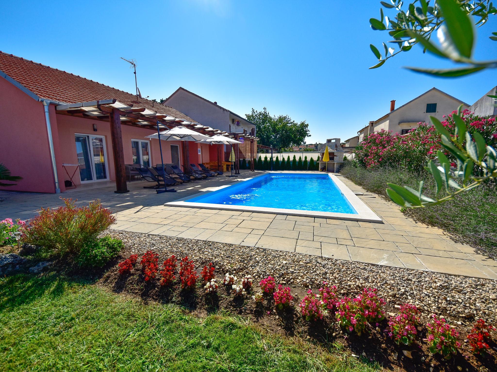 Foto 1 - Casa de 3 habitaciones en Biograd na Moru con piscina privada y vistas al mar