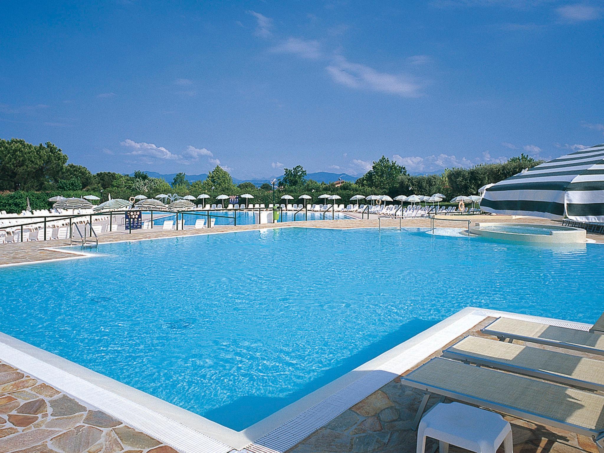 Photo 1 - Maison de 1 chambre à Sirmione avec piscine et vues sur la montagne