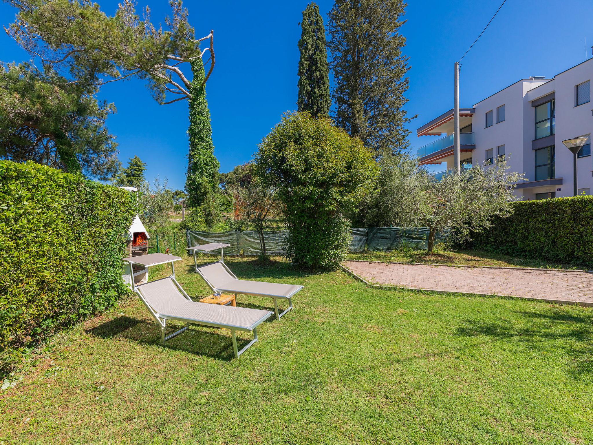 Photo 18 - Maison de 2 chambres à Umag avec jardin et vues à la mer