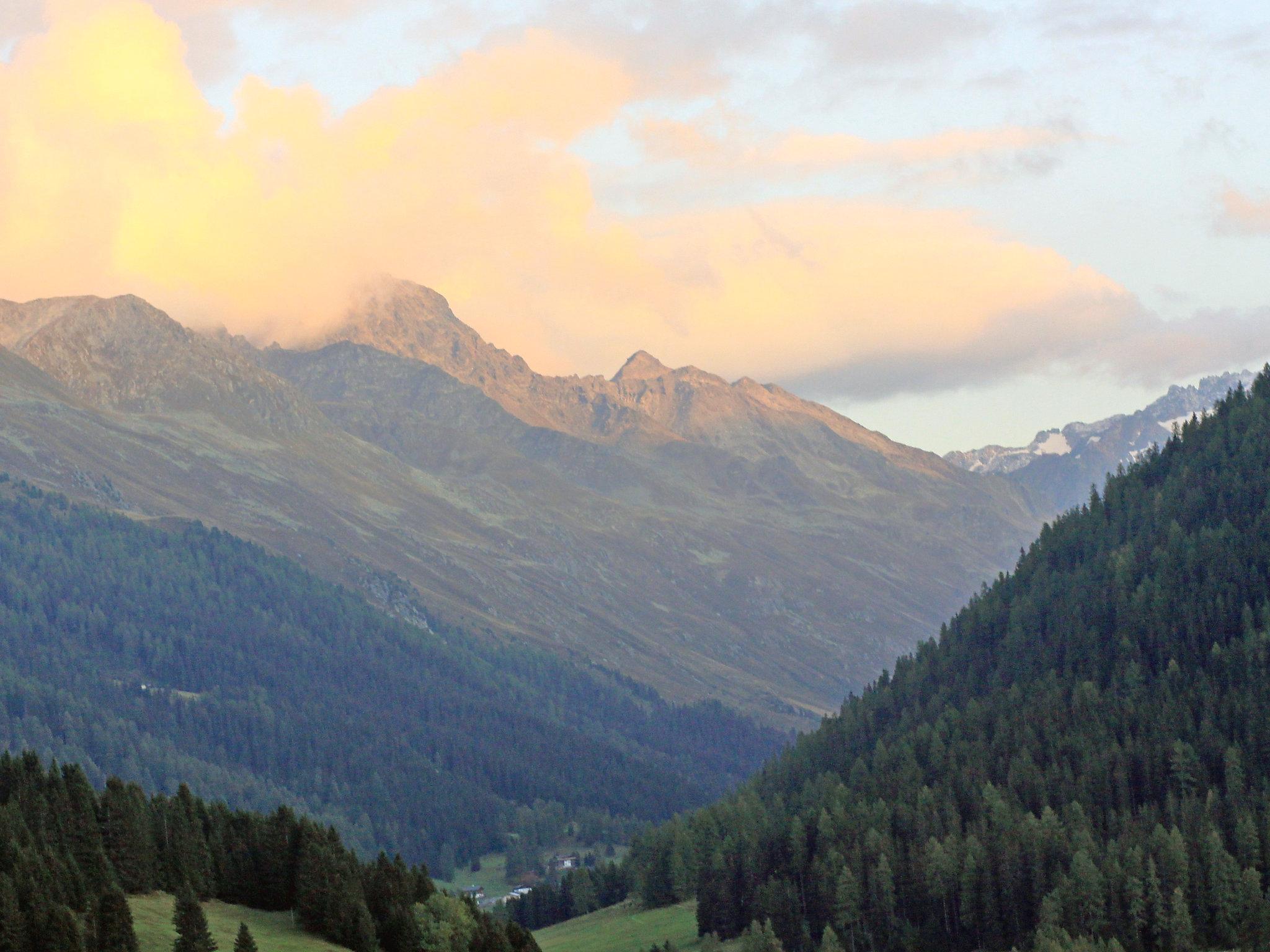 Foto 3 - Appartamento con 1 camera da letto a Davos con piscina e vista sulle montagne