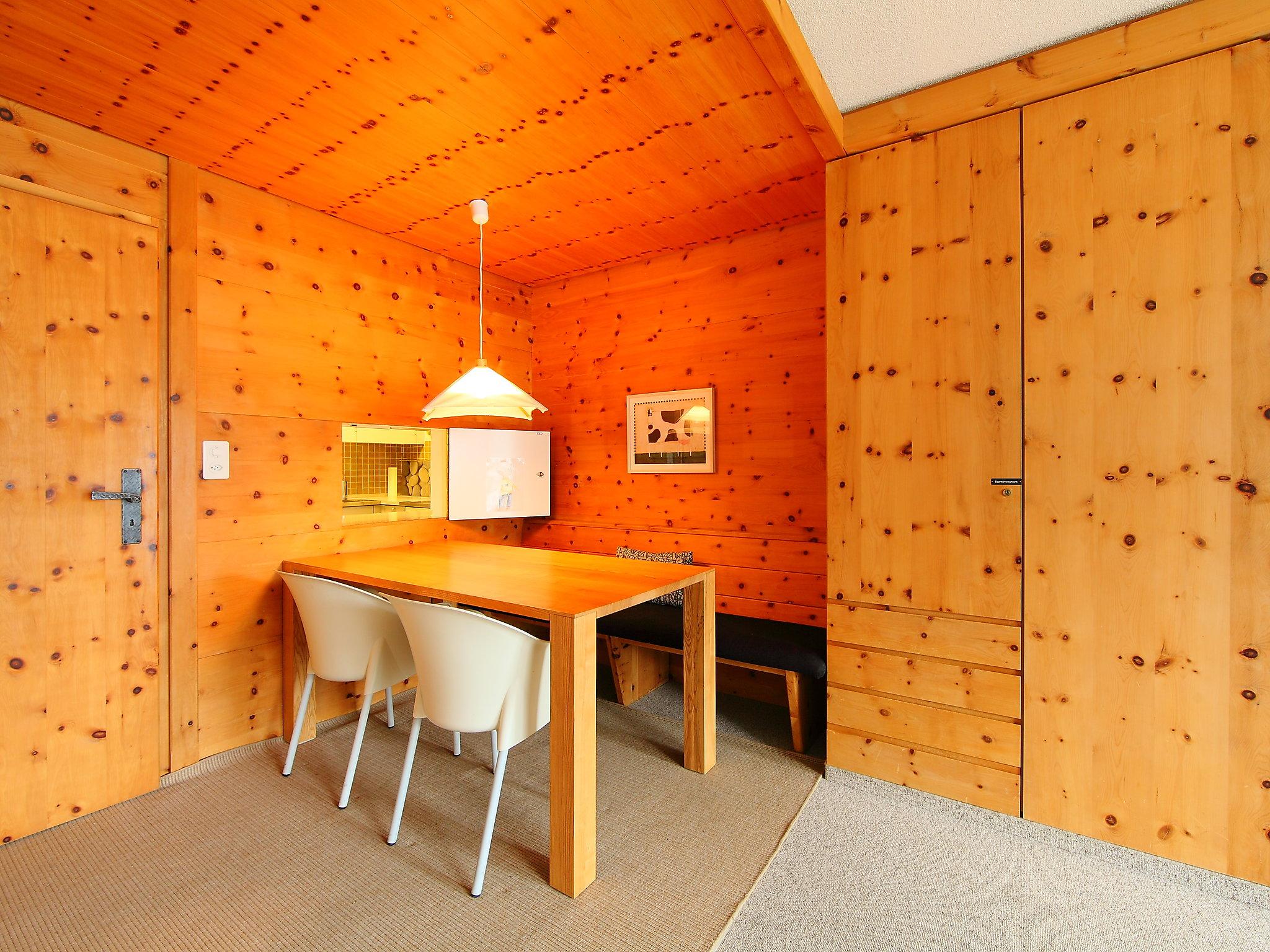 Foto 9 - Apartment mit 1 Schlafzimmer in Davos mit schwimmbad und blick auf die berge