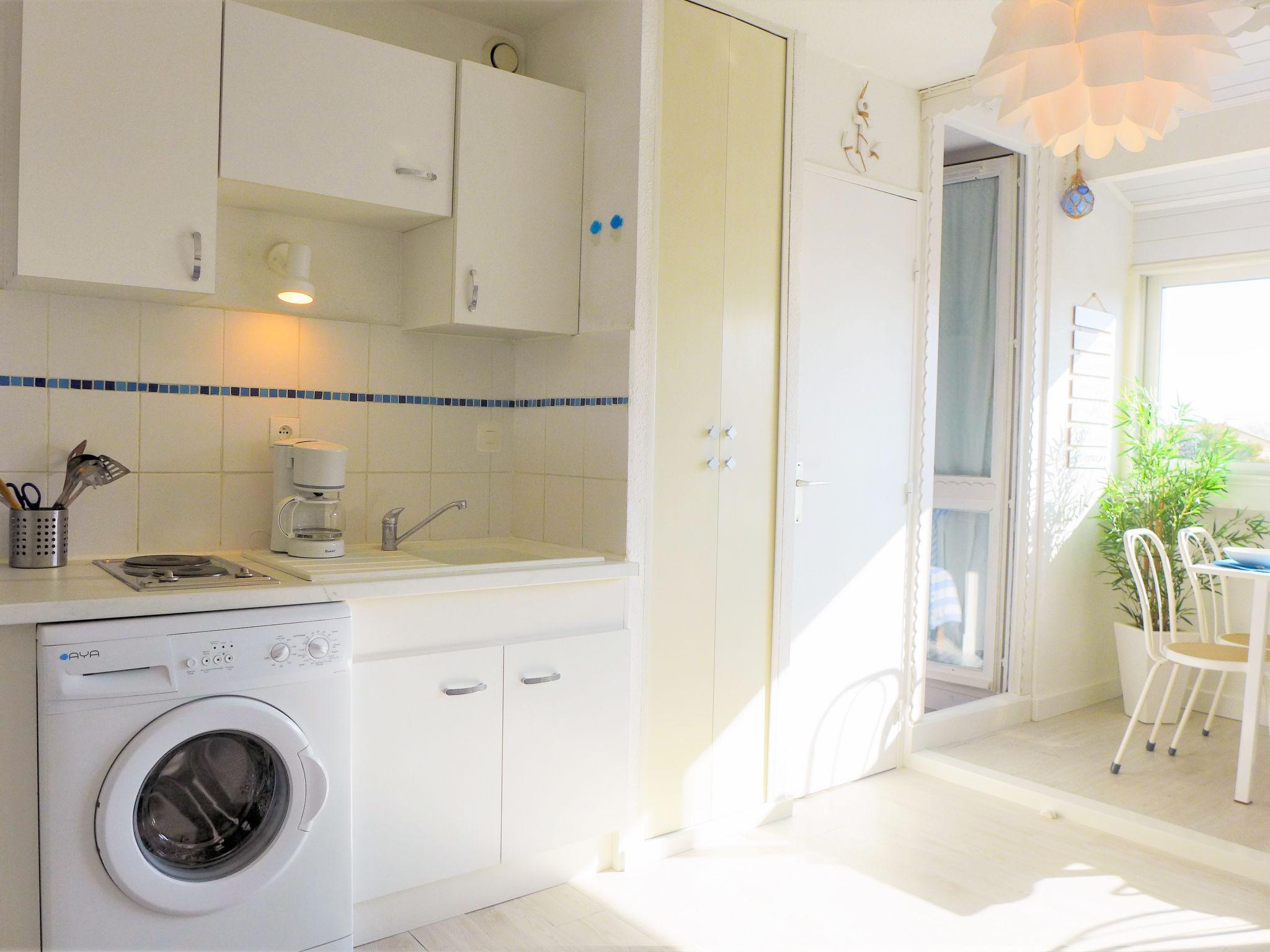 Foto 15 - Appartamento con 1 camera da letto a Narbonne con vista mare