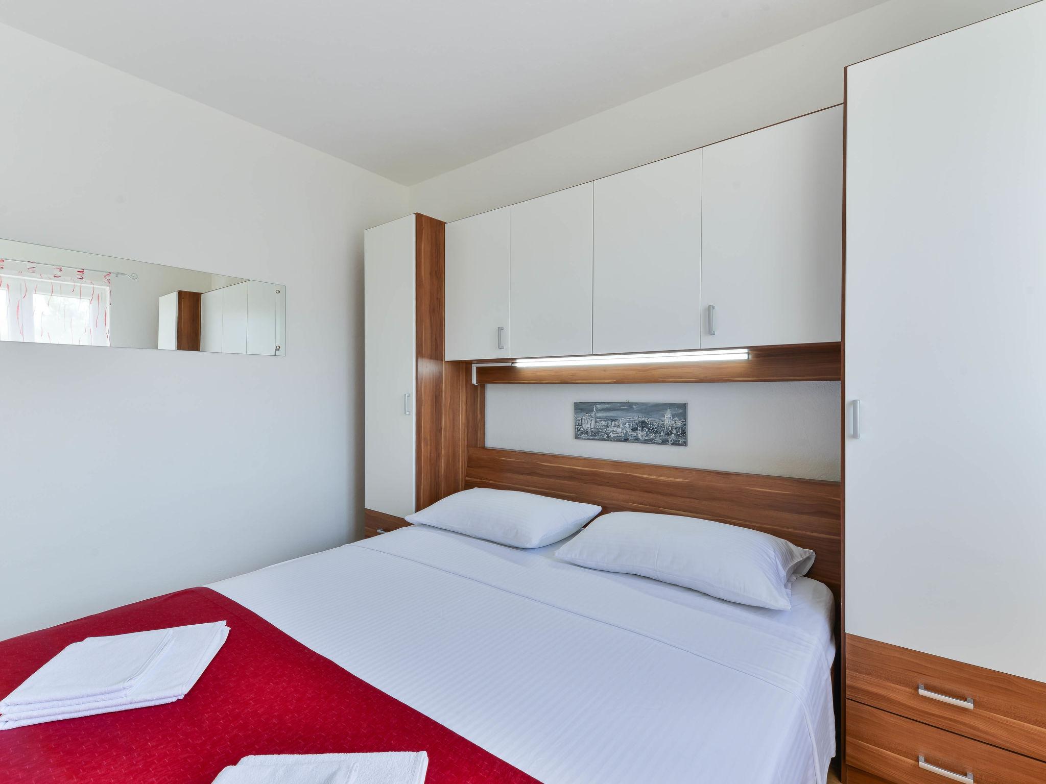 Foto 10 - Appartamento con 2 camere da letto a Jasenice con piscina e vista mare