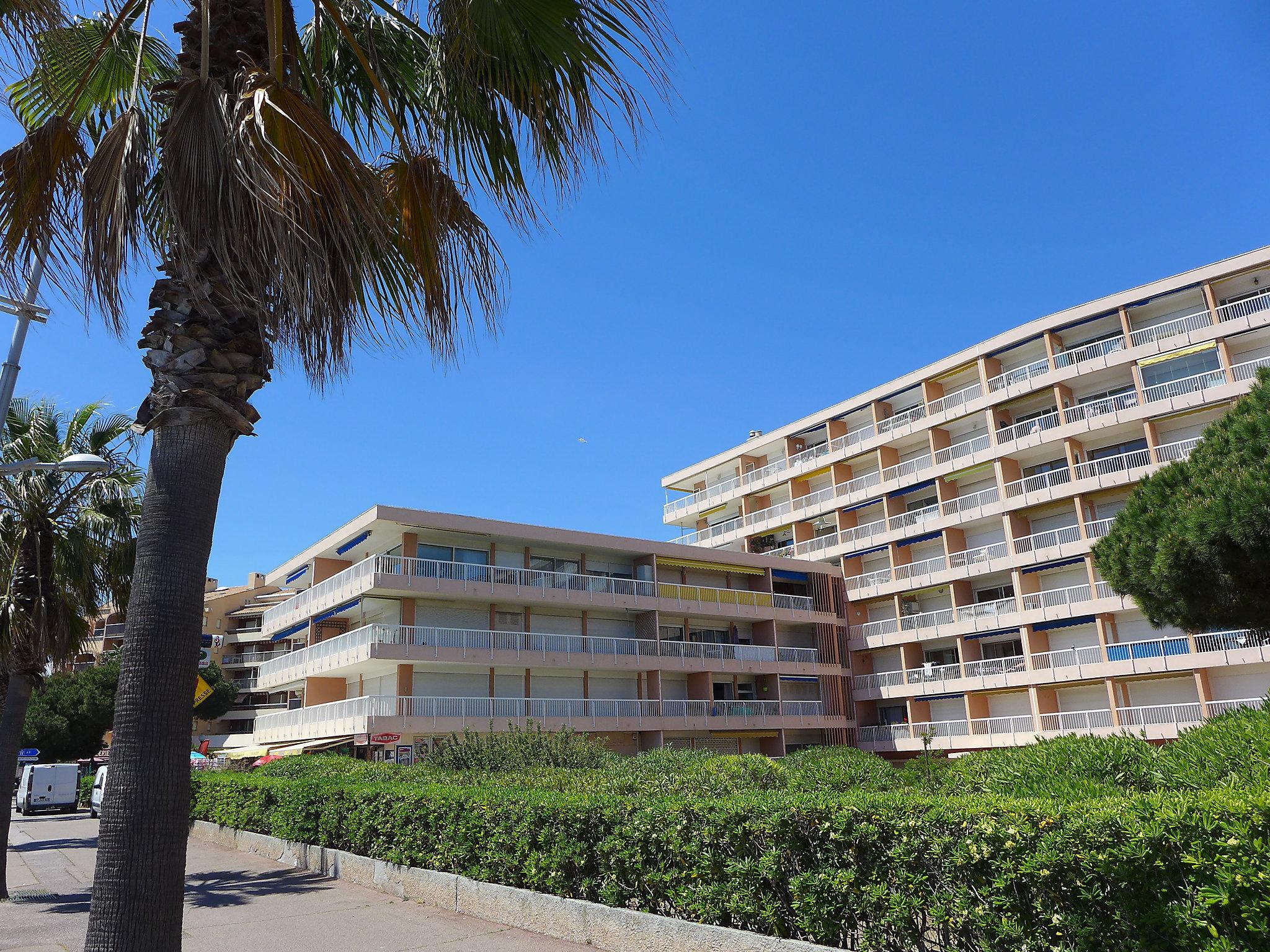 Foto 19 - Appartamento con 1 camera da letto a Fréjus con terrazza e vista mare