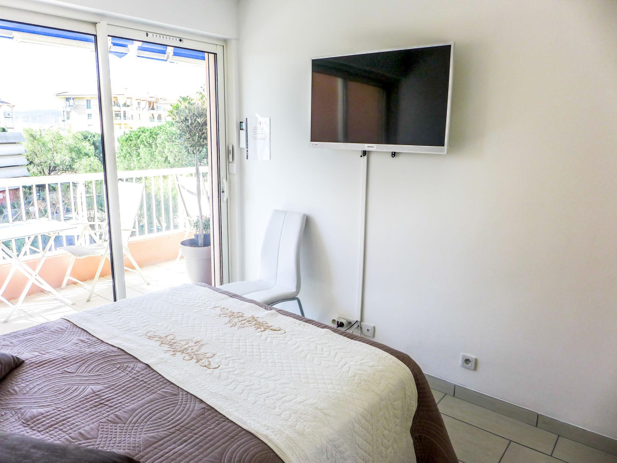 Foto 12 - Appartamento con 1 camera da letto a Fréjus con terrazza e vista mare