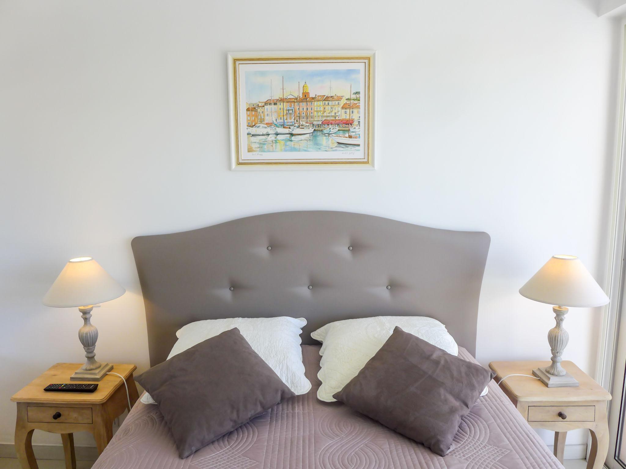 Foto 11 - Appartamento con 1 camera da letto a Fréjus con terrazza e vista mare