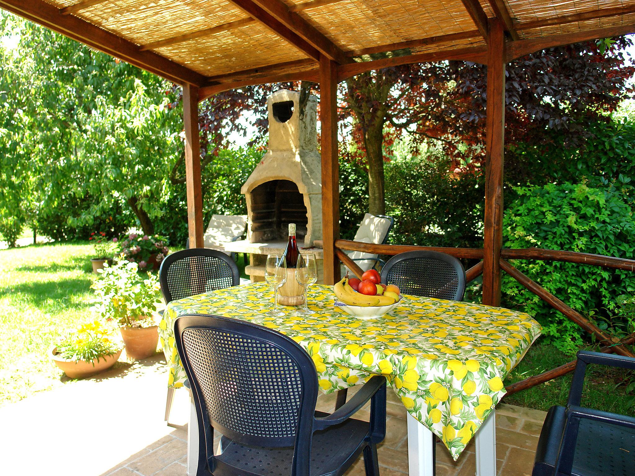 Photo 18 - 2 bedroom Apartment in Castellina in Chianti with swimming pool and garden