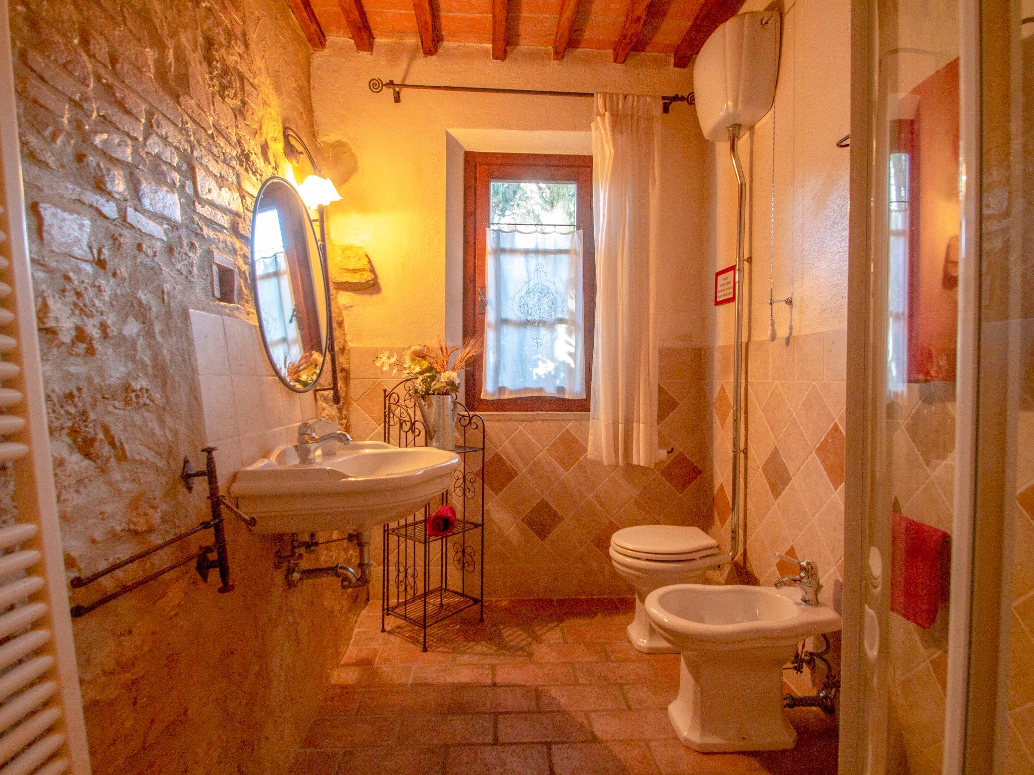 Photo 11 - 2 bedroom Apartment in Castellina in Chianti with swimming pool and garden