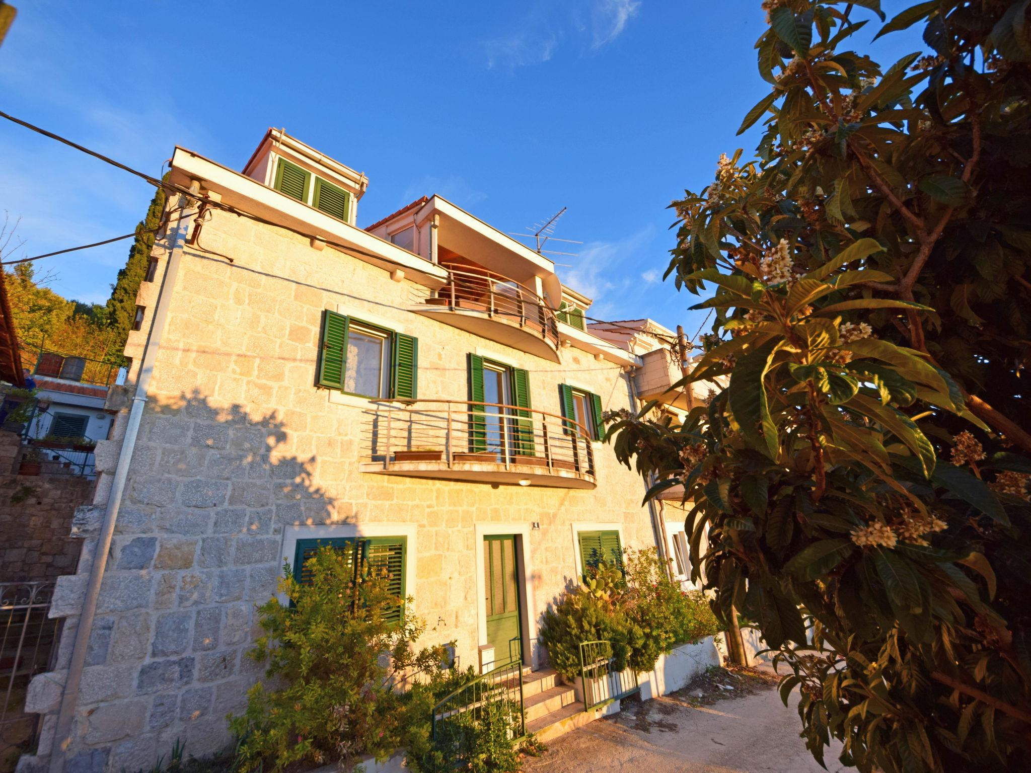 Foto 2 - Casa con 4 camere da letto a Spalato con piscina privata e vista mare