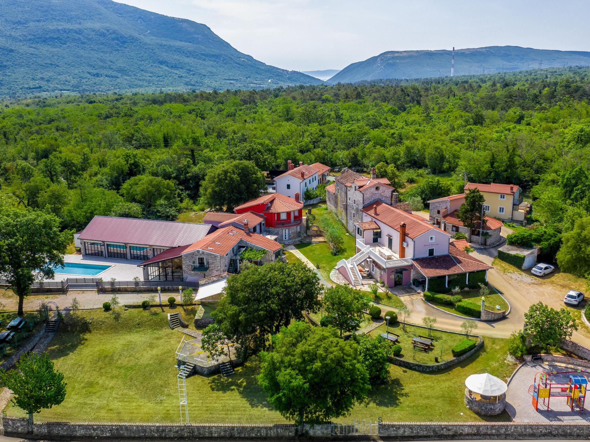 Photo 20 - Maison de 3 chambres à Kršan avec piscine et vues à la mer