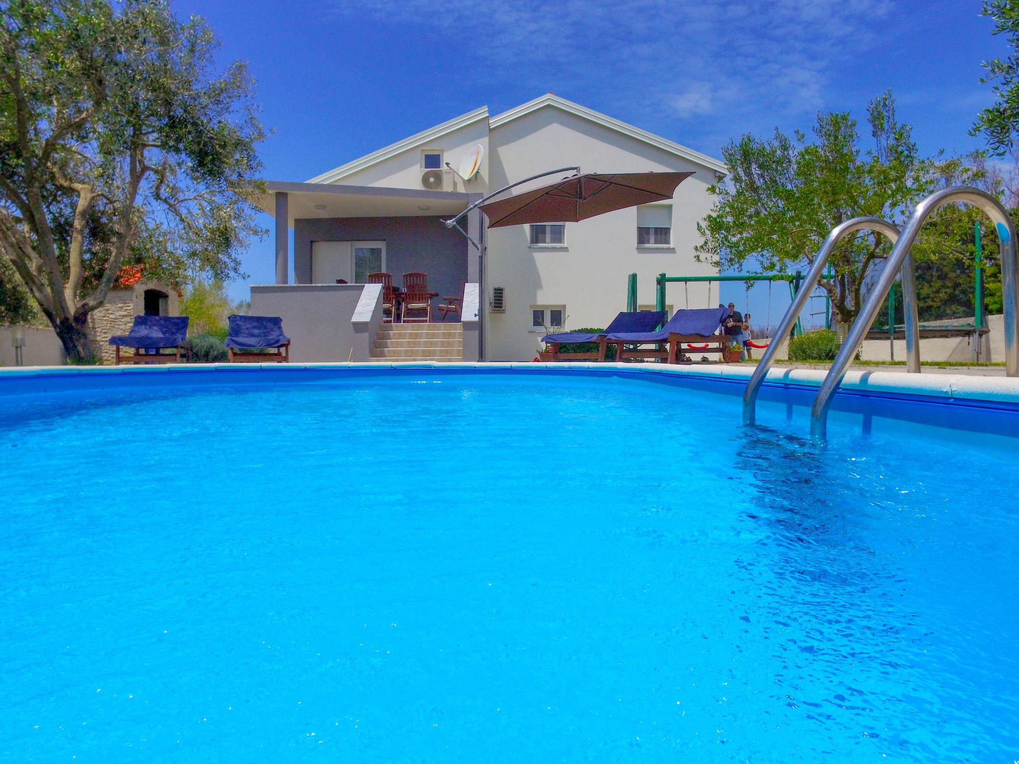 Foto 1 - Casa de 3 quartos em Privlaka com piscina privada e vistas do mar