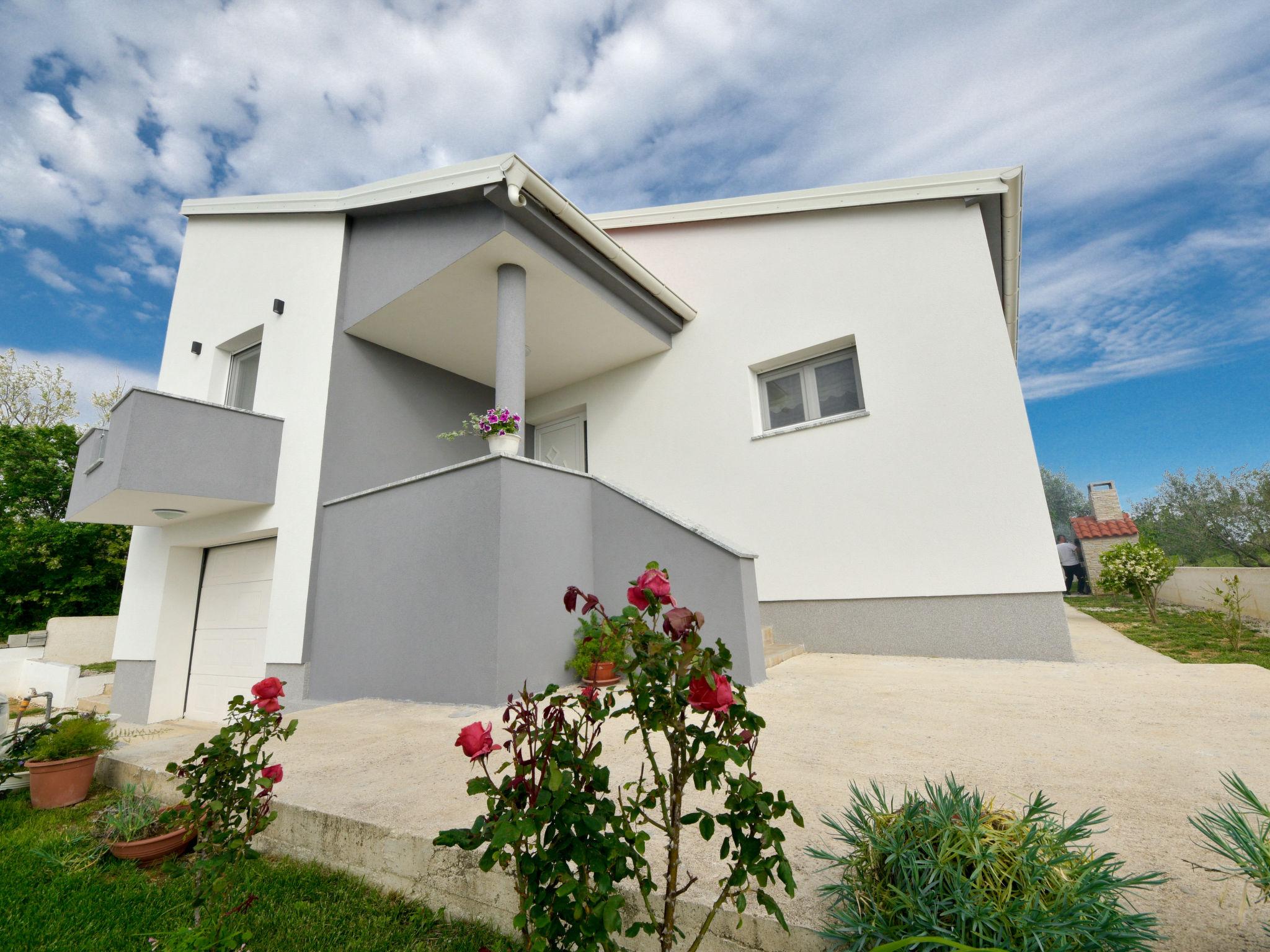 Photo 22 - Maison de 3 chambres à Privlaka avec piscine privée et vues à la mer