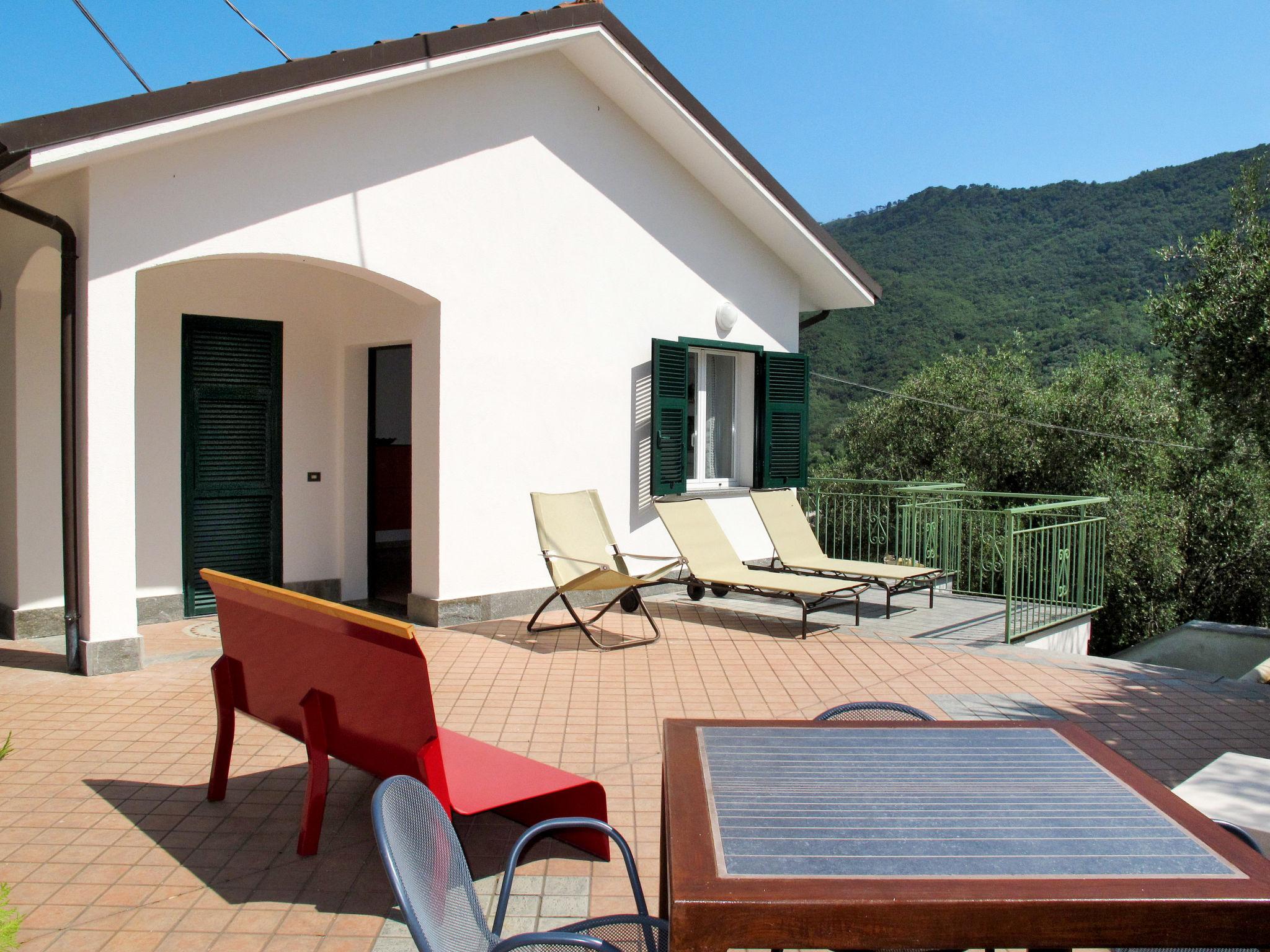 Photo 1 - Maison de 2 chambres à Stellanello avec terrasse et vues à la mer