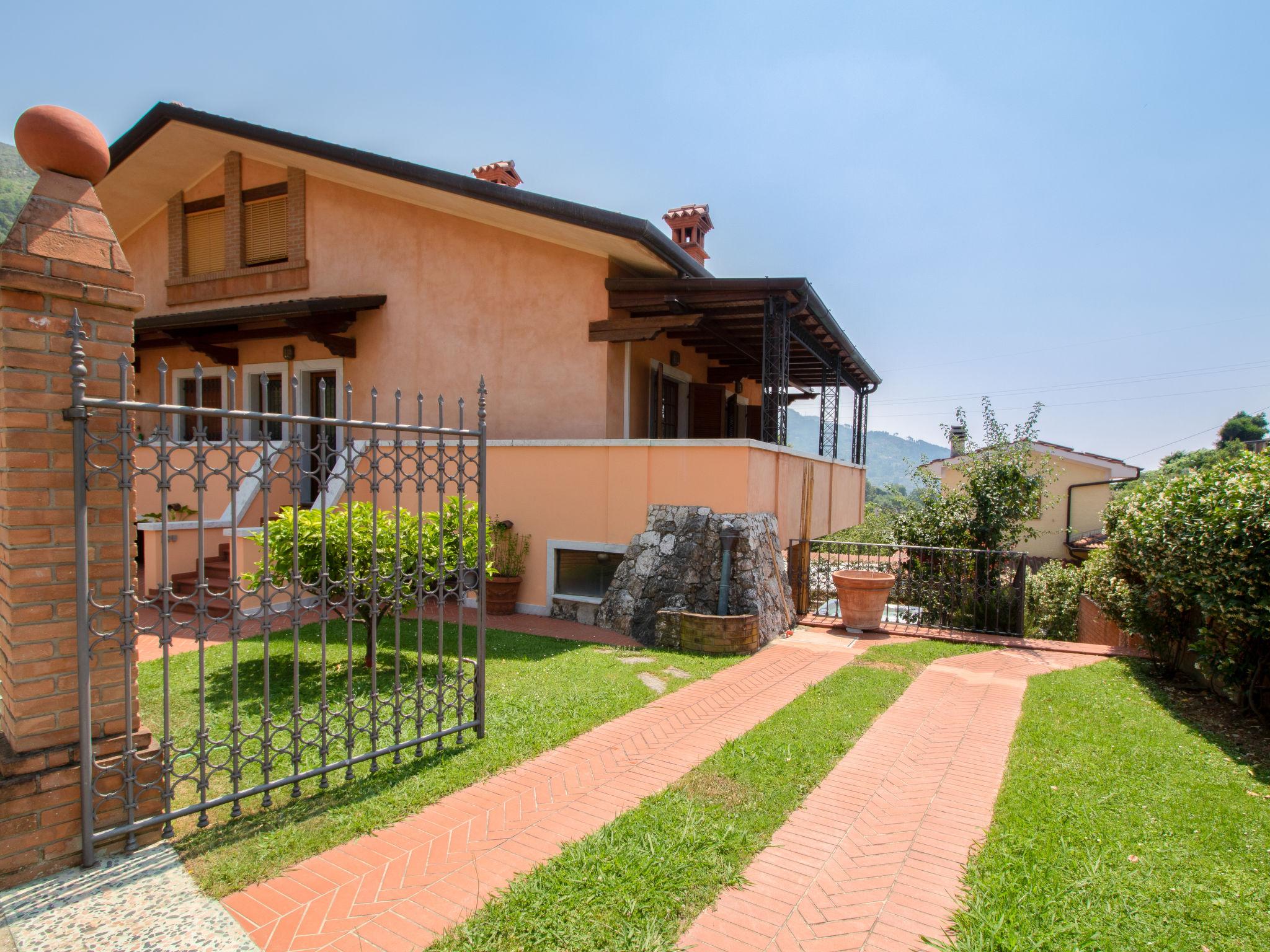 Photo 1 - Appartement de 2 chambres à Pietrasanta avec jardin et bain à remous