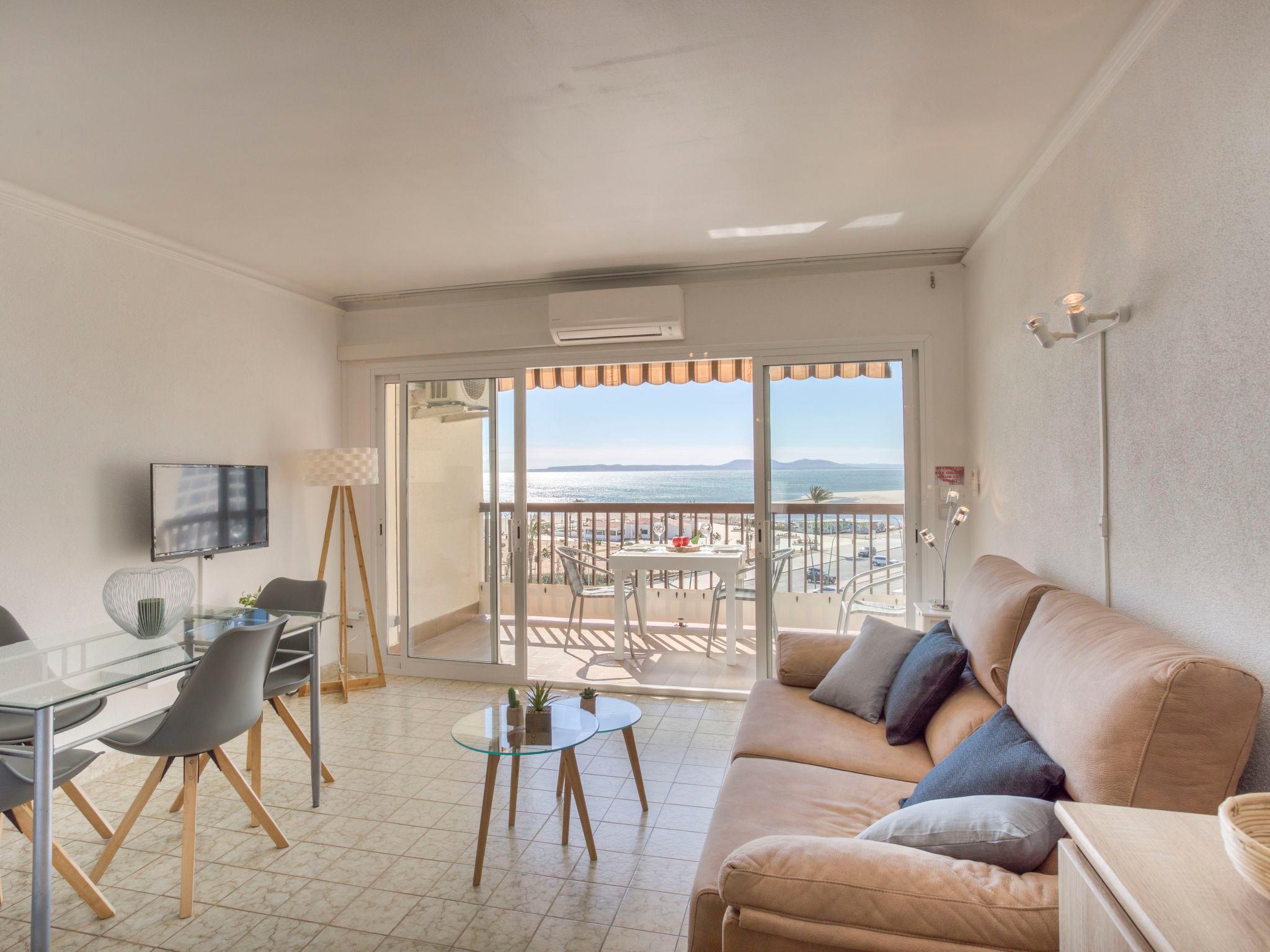 Photo 3 - 1 bedroom Apartment in Castelló d'Empúries with garden and sea view