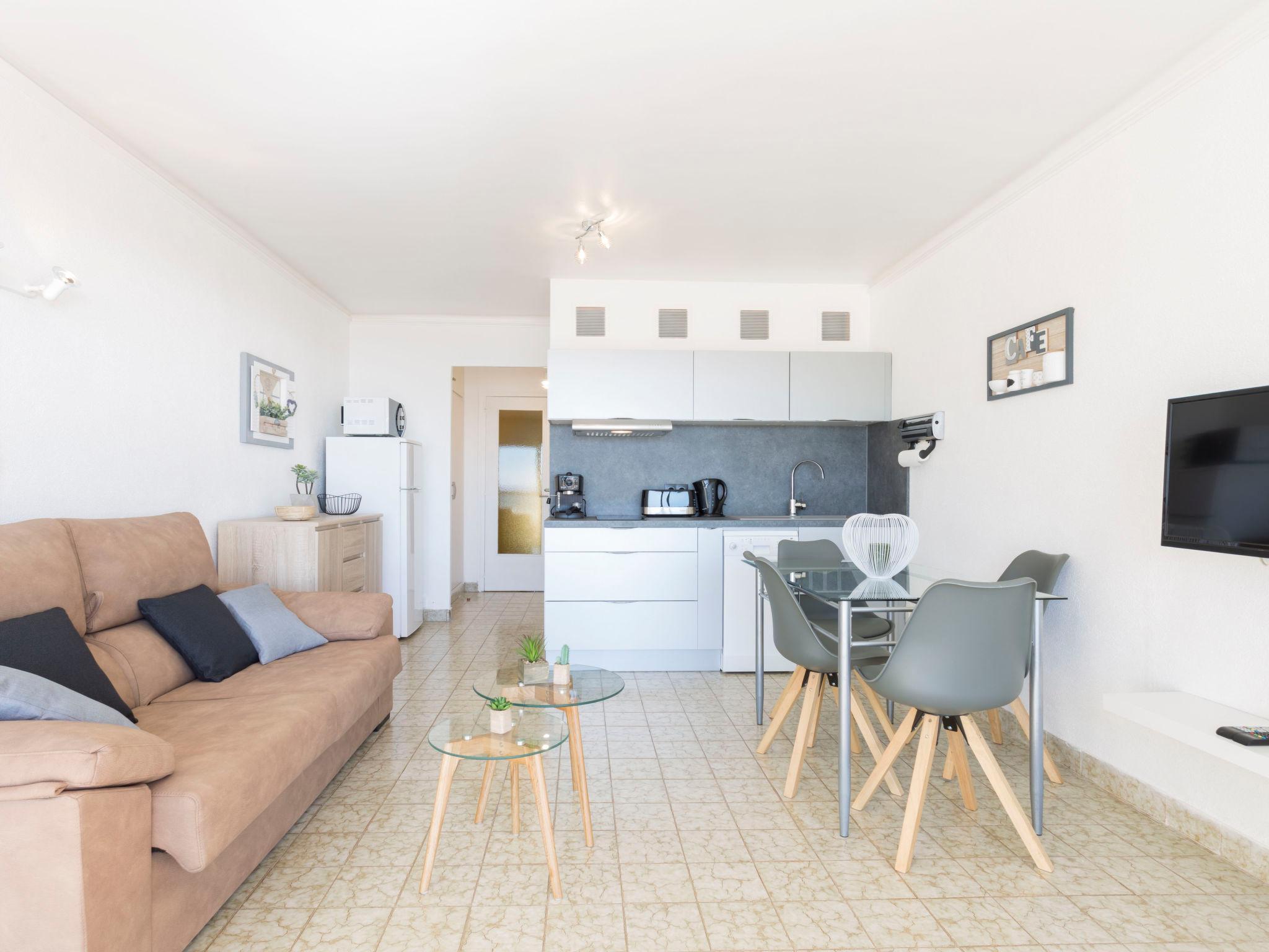 Foto 4 - Apartamento de 1 quarto em Castelló d'Empúries com jardim e vistas do mar