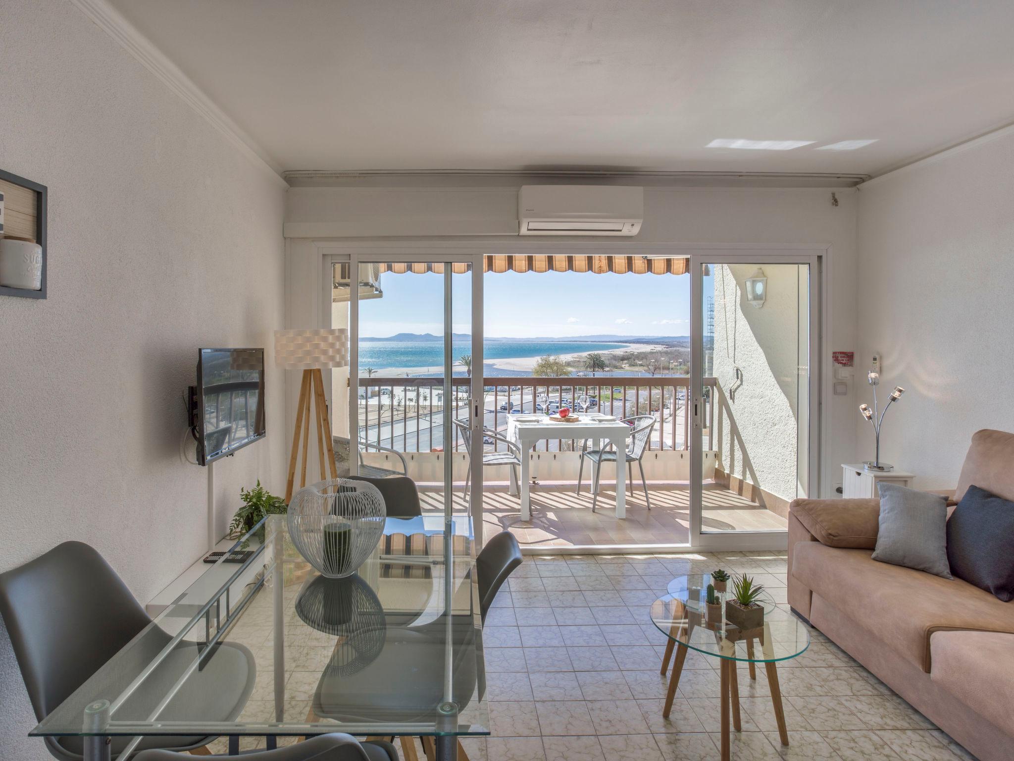 Foto 2 - Apartamento de 1 quarto em Castelló d'Empúries com jardim e vistas do mar