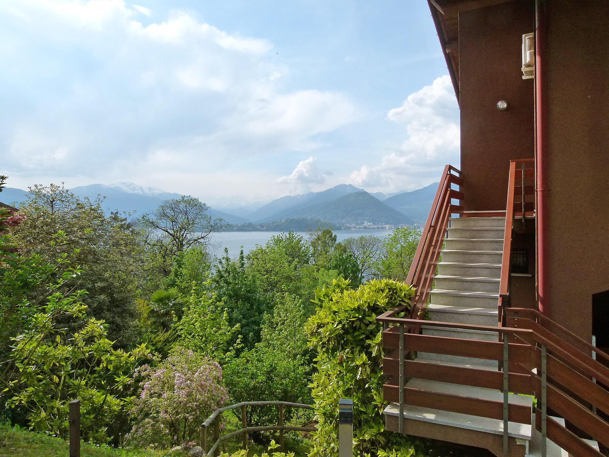 Foto 2 - Apartamento de 1 quarto em Laveno Mombello com terraço e vista para a montanha