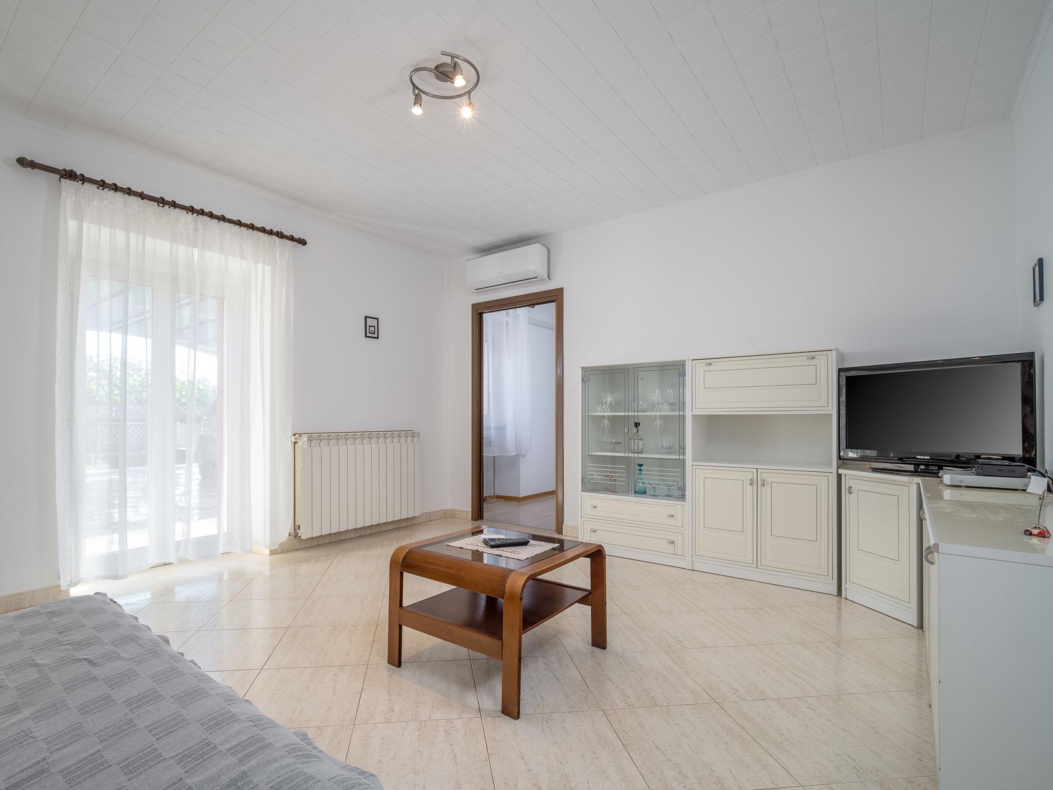 Foto 6 - Apartamento de 1 quarto em Umag com terraço e vistas do mar